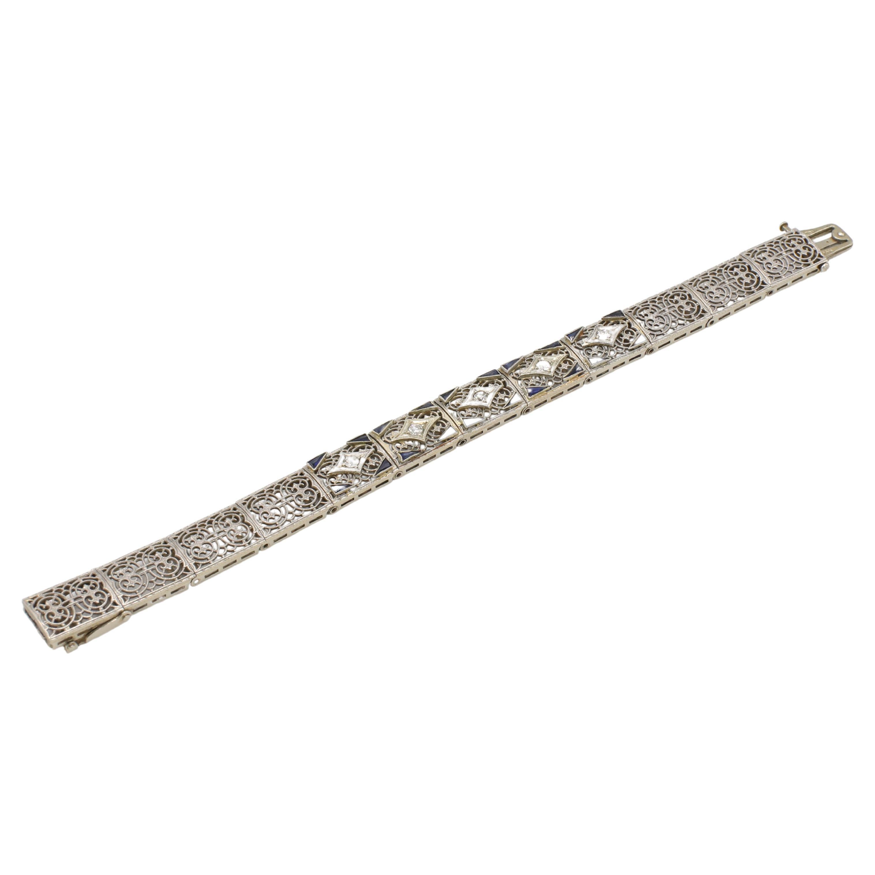 Esemco Art Deco 14 Karat Weißgold Naturdiamant & Saphir Filigran-Armband 
Metall: 14k Weißgold und Platin 
Gewicht: 18.6 Gramm
Länge: 6,5 Zoll
Breite: 10.5 mm
Diamanten: Ca. 0,50 CTW runde H-I VS Naturdiamanten
Saphir: Periodische Reproduktion