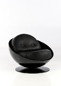 Sillón Esfera de Ricardo Fasanello, fibra de vidrio y cuero, c.1969