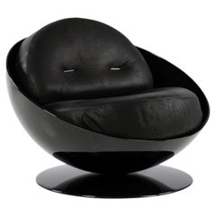 Sillón Esfera de Ricardo Fasanello, fibra de vidrio y cuero, c.1969