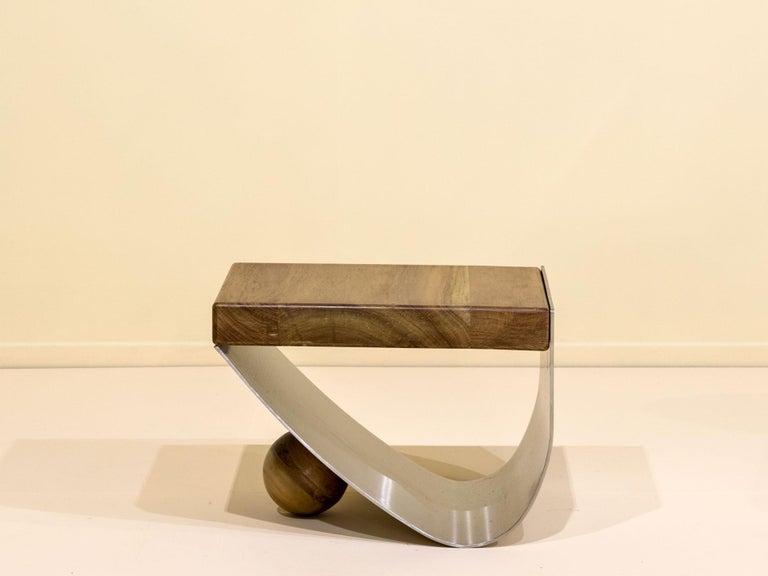 The Esfera stool was created by the Brazilian contemporary designer Rodrigo Ohtake, in 2019. The mix of materials is the differential in this series. While wood is used as a seat, a metal plate, thick and curved, raises the first material from the