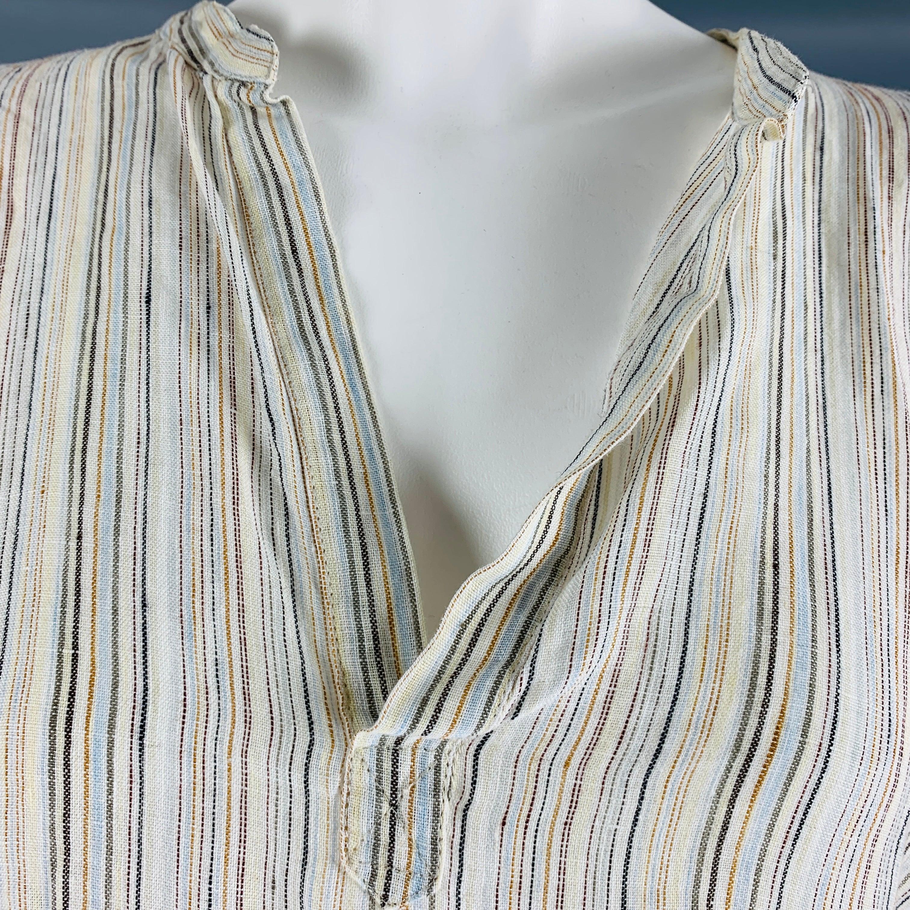 La blouse ESKANDAR est réalisée en lin tissé blanc et bleu et présente une tunique à épaules tombantes, une encolure en V et des manches longues. Fabriqué en Angleterre. Excellent état. 

Marqué :   0 

Mesures : 
 
Épaule : 28 pouces Poitrine : 56