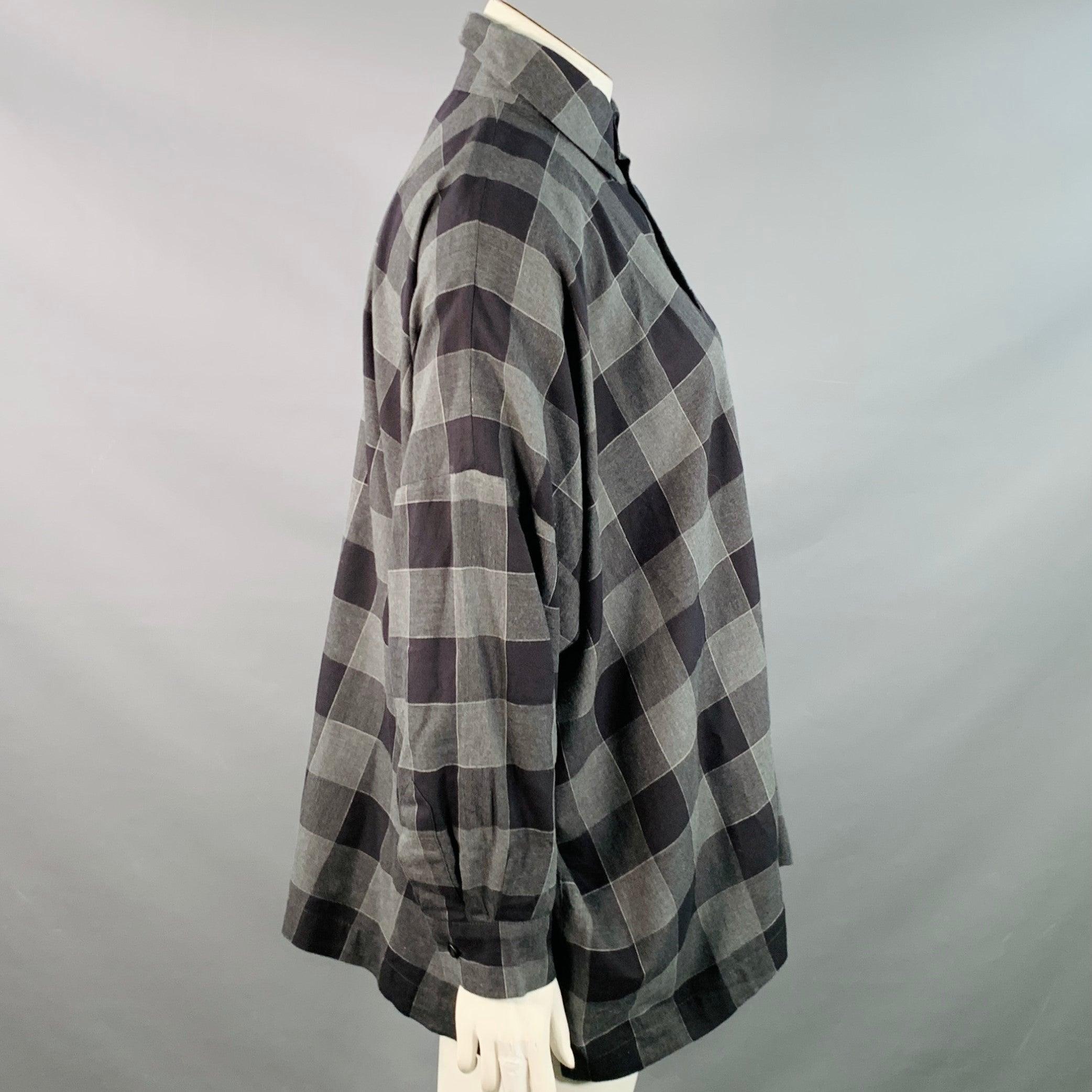 Camisa ESKANDAR
en tejido de algodón negro y gris marengo, con estampado de cuadros, corte holgado de gran tamaño y cierre de botones. Fabricado en Polonia.Excelente estado de conservación. 

Marcado:   1 

Medidas: 
 
Hombro 33 pulgadas Busto: 69