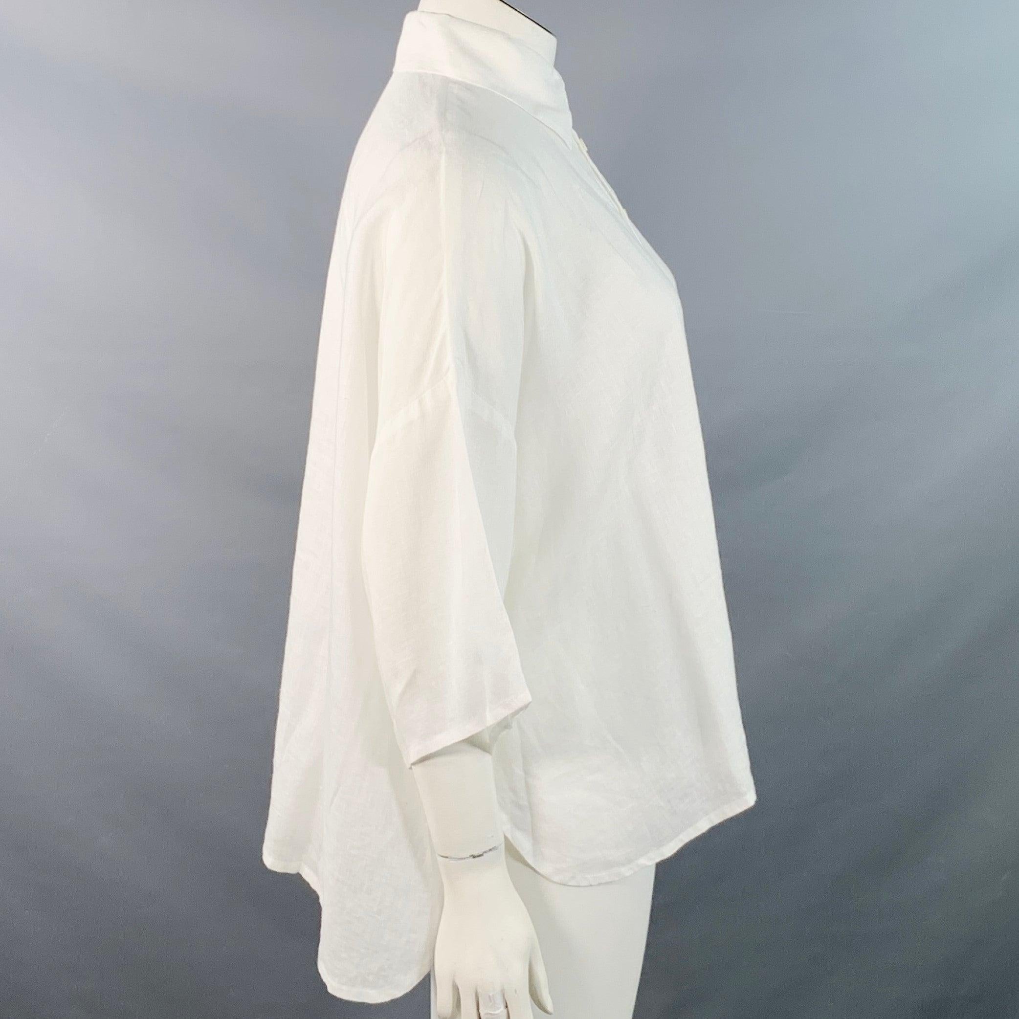 Chemise Eskandar
dans un tissu de lin blanc, avec un col ouvert, une coupe décontractée et surdimensionnée et une fermeture à boutons. Très bon état d'origine. Léger boulochage. 

Marqué :   1 

Mesures : 
 
Épaule : 29 pouces Poitrine : 61 pouces