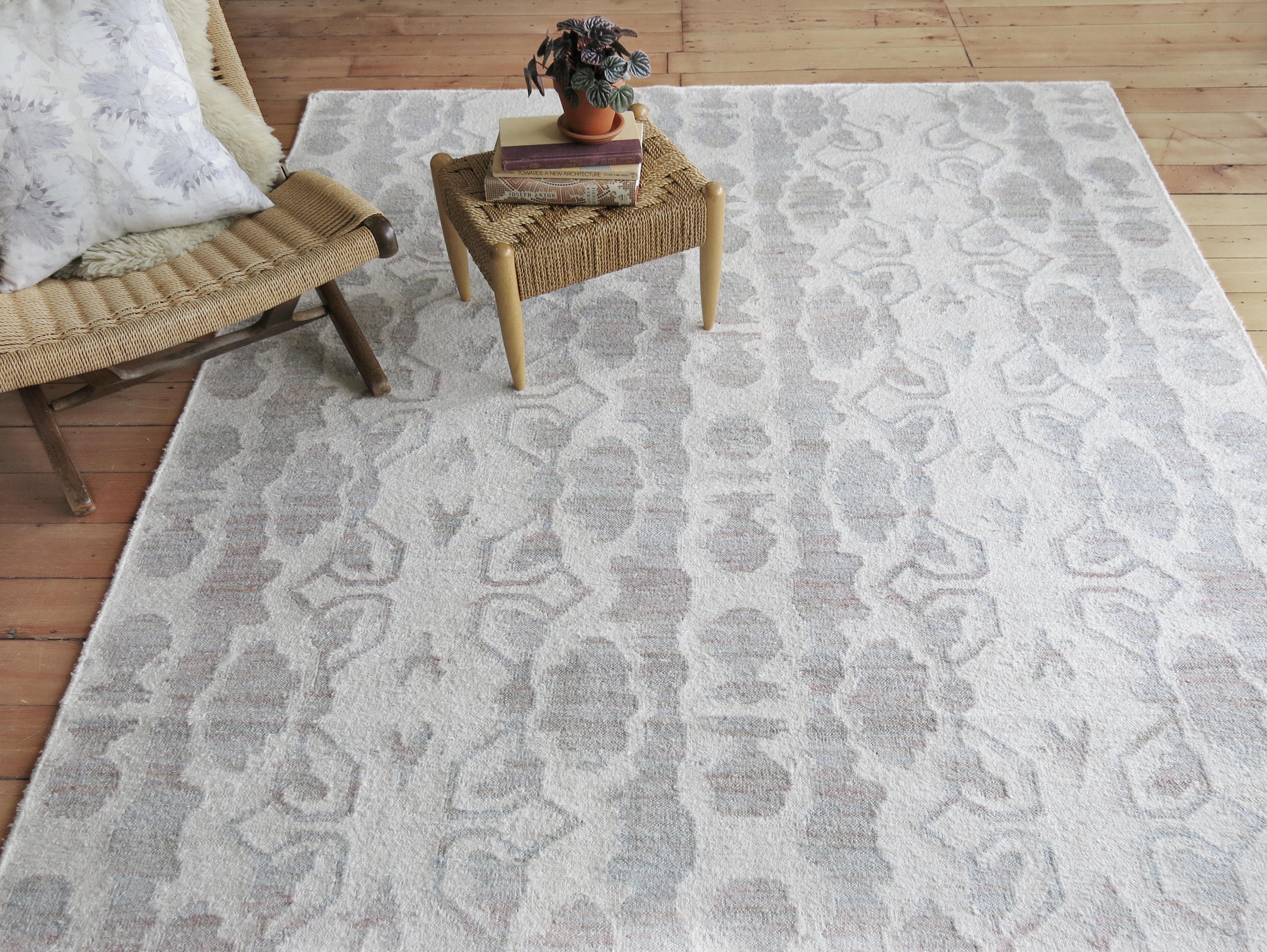 Teppich-Muster: Bali Streifen - Eis
MATERIAL: Bambus Seide Design/ Neuseeland Wolle Hintergrund
Qualität: Flachgewebe, handgewebt 
Größe: 8'-0