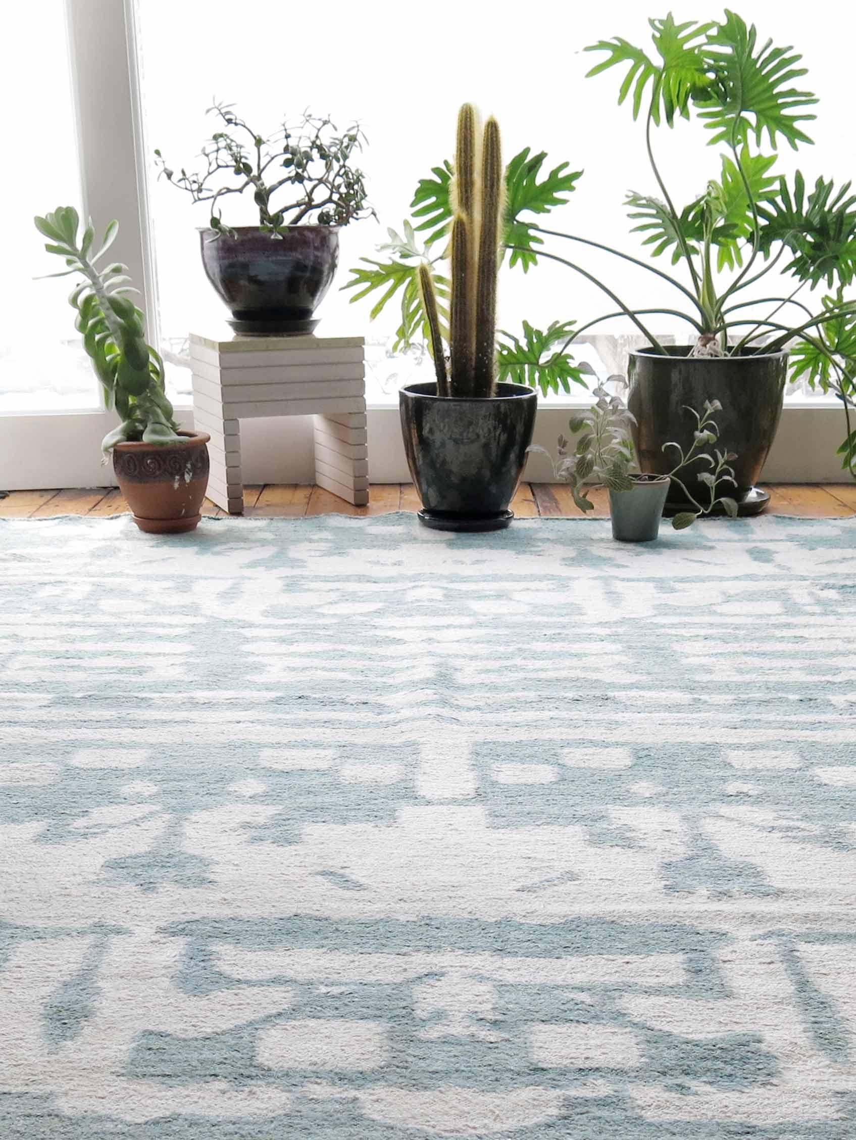 Teppich-Muster: Banda - Chloros
MATERIAL: Bambus Seide Design/Neuseeland Wolle Hintergrund
Qualität: Flachgewebe, handgewebt 
Größe: 6'-0