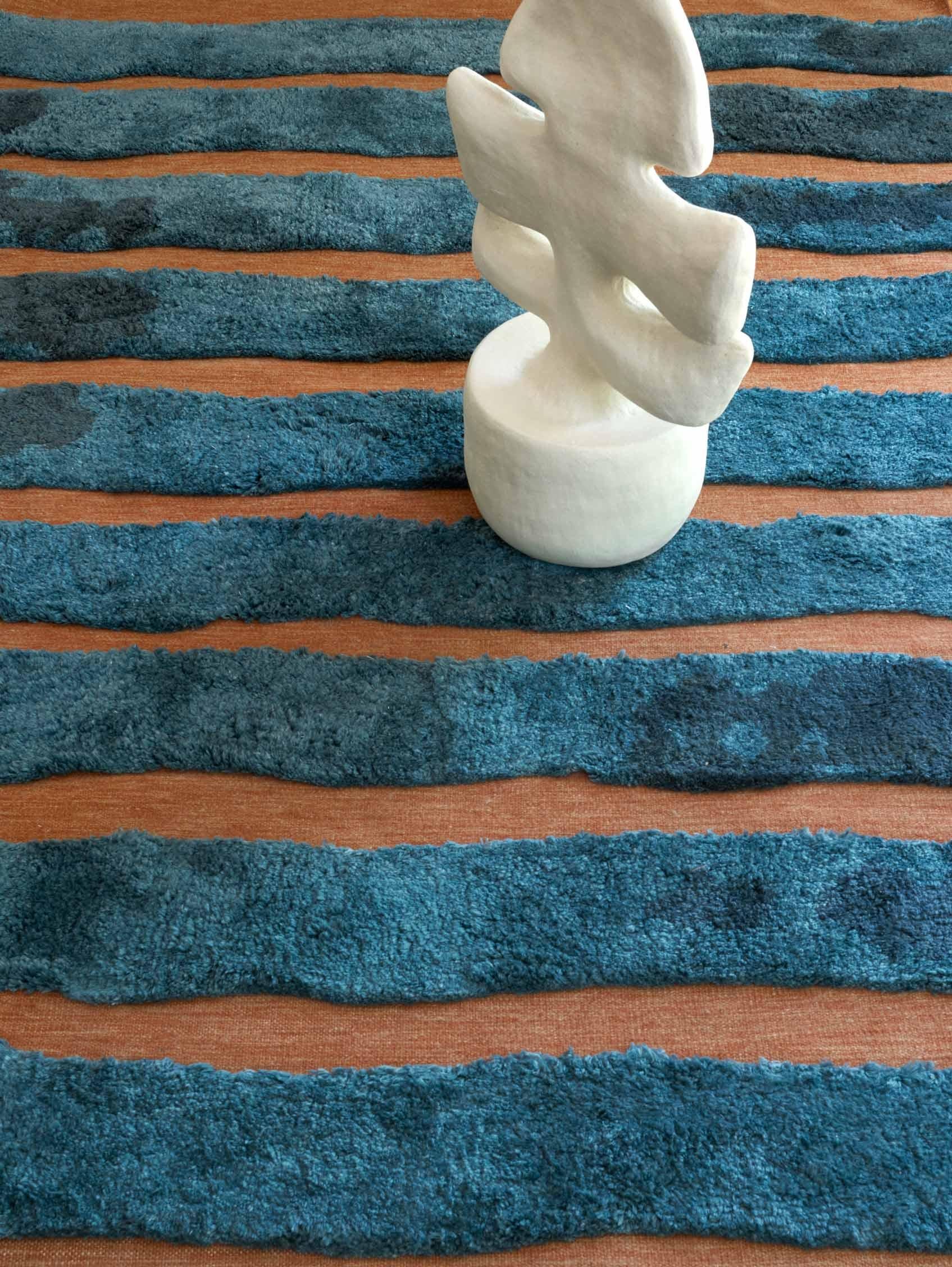 Motif du tapis : Bold Stripe - Isthmus
MATERIAL : Poil de laine mérinos/ Laine de Nouvelle-Zélande tissée à plat
Qualité : Laine tissée à plat et poils marocains, poils de 10 mm, tissés à la main. 
Taille : 5'-0