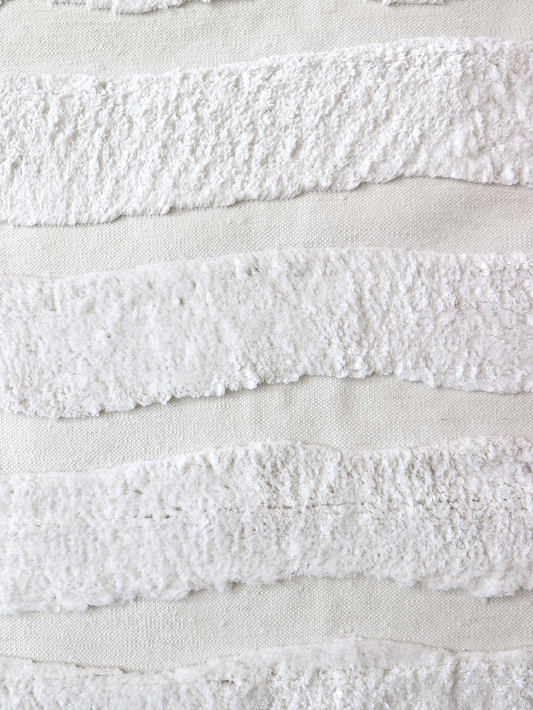 Motif du tapis : Rayures audacieuses - Lefko White
MATERIAL : Poil de laine mérinos/ Laine de Nouvelle-Zélande tissée à plat
Qualité : Laine tissée à plat et poils marocains, poils de 10 mm, tissés à la main. 
Taille : 6'-0