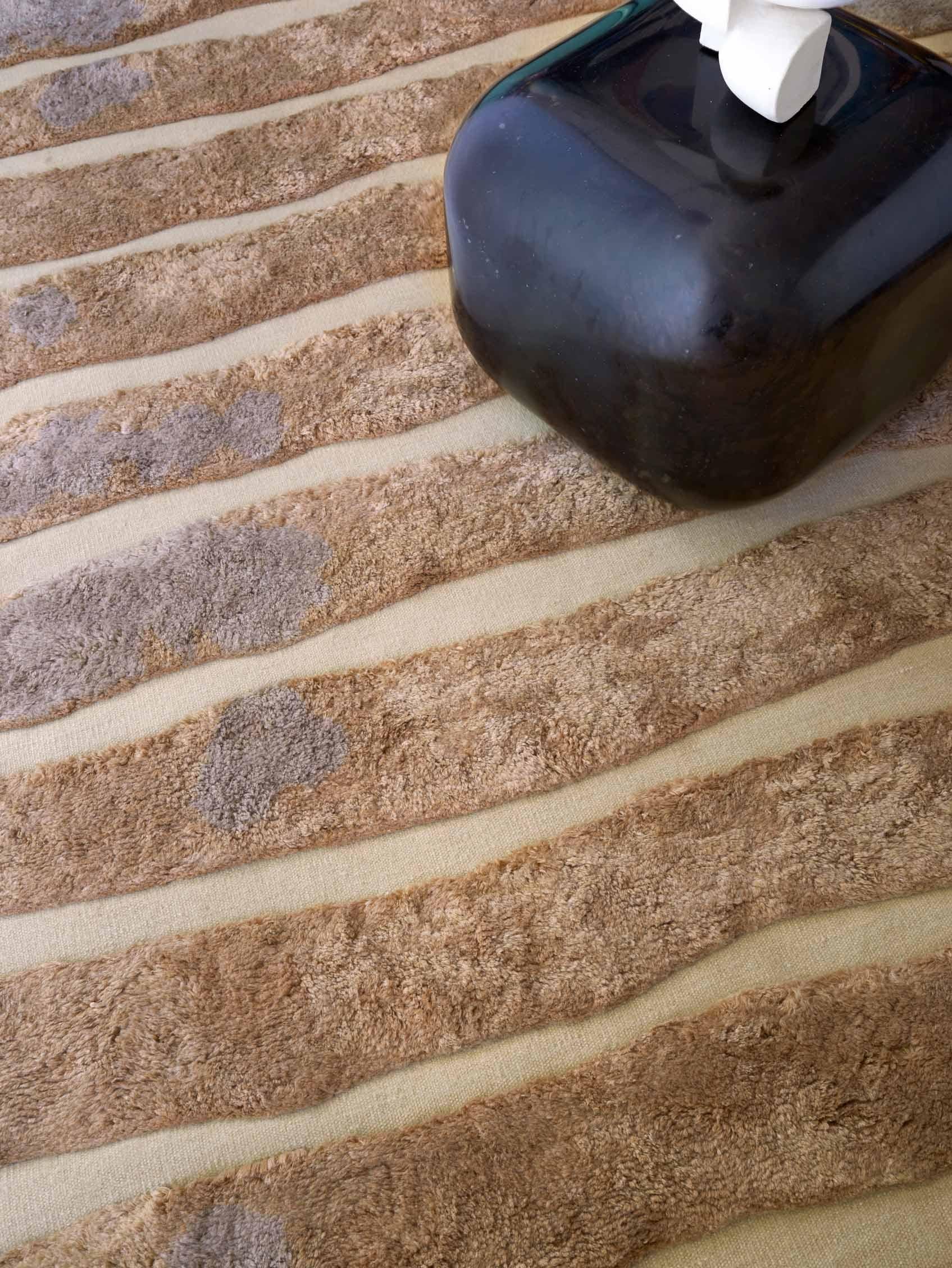 Motif du tapis : Bold Stripe - Sienna
MATERIAL : Poil de laine mérinos/ Laine de Nouvelle-Zélande tissée à plat
Qualité : Laine tissée à plat et poils marocains, poils de 10 mm, tissés à la main. 
Taille : 6'-0