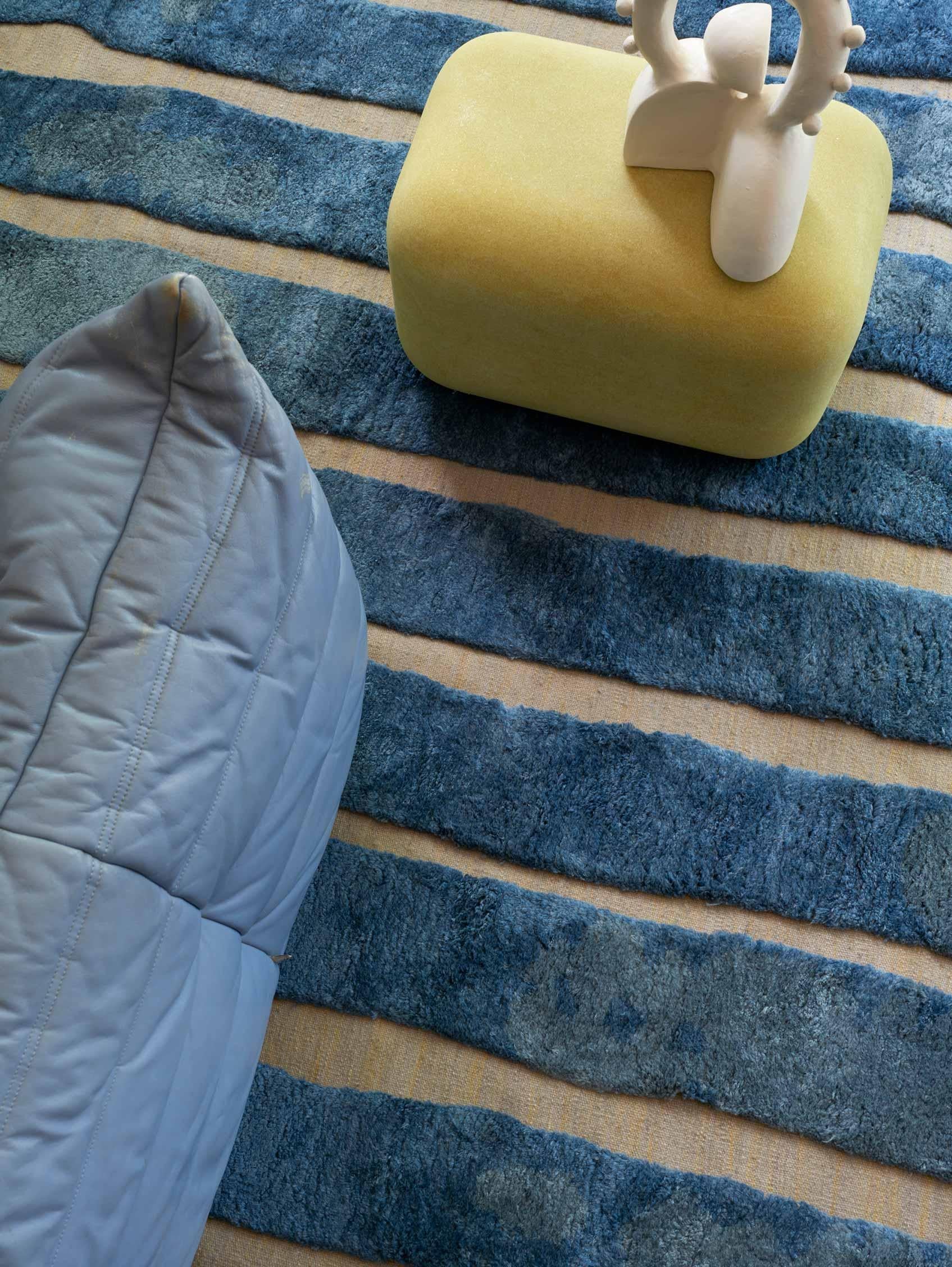 Motif du tapis : Bold Stripe - Thalassa
MATERIAL : Poil de laine mérinos/ Laine de Nouvelle-Zélande tissée à plat
Qualité : Laine tissée à plat et poils marocains, poils de 10 mm, tissés à la main. 
Taille : 8'-0