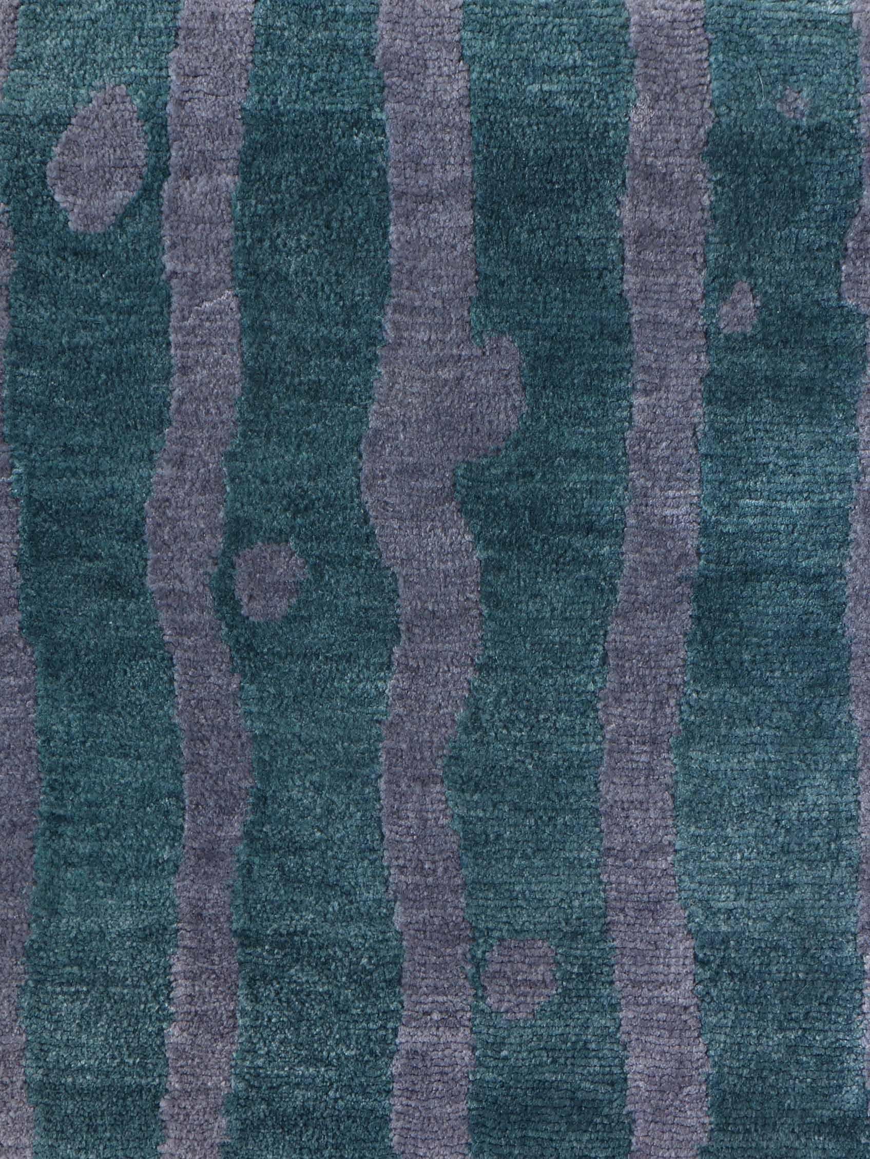 Motif du tapis : Drippy Stripe - Golfe
MATERIAL : 100% laine mérinos
Qualité : Tissage croisé tibétain, tissé à la main 
Taille : 8'-0