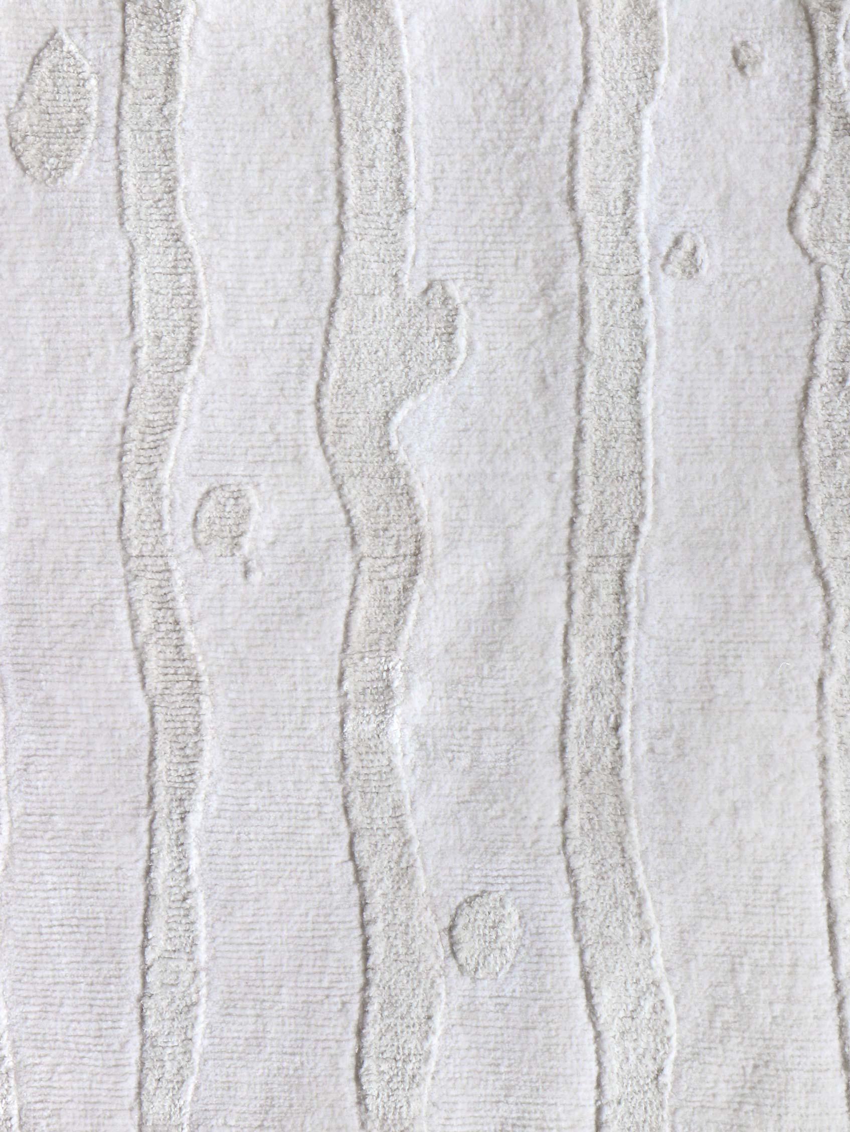 Motif du tapis : Drippy Stripe - Lefko White
MATERIAL : 70% soie / 30% laine mérinos
Qualité : Tissage croisé tibétain, tissé à la main 
Taille : 9'-0