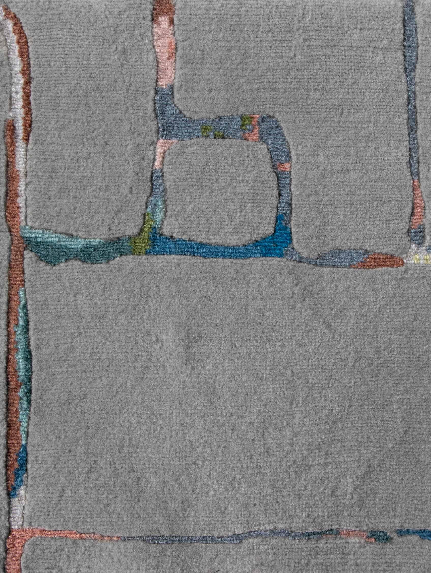 Patrón de alfombra: Pórtico - Gris Multi
Material: 100% Lana de Nueva Zelanda
Calidad: Tejido tibetano cruzado, tejido a mano 
Tamaño: 8'-0