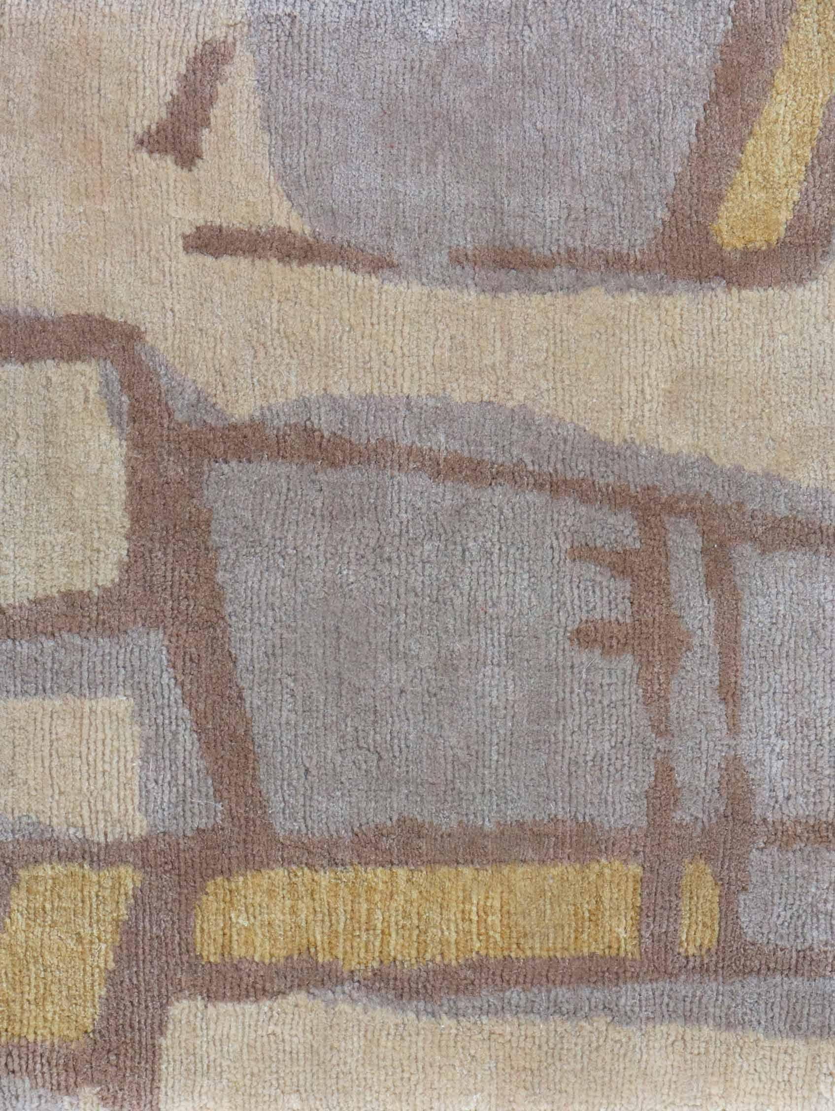 Motif de tapis : Quotidiana - Ilios
MATERIAL : 100% laine mérinos
Qualité : Tissage croisé tibétain, tissé à la main 
Taille : 8'-0