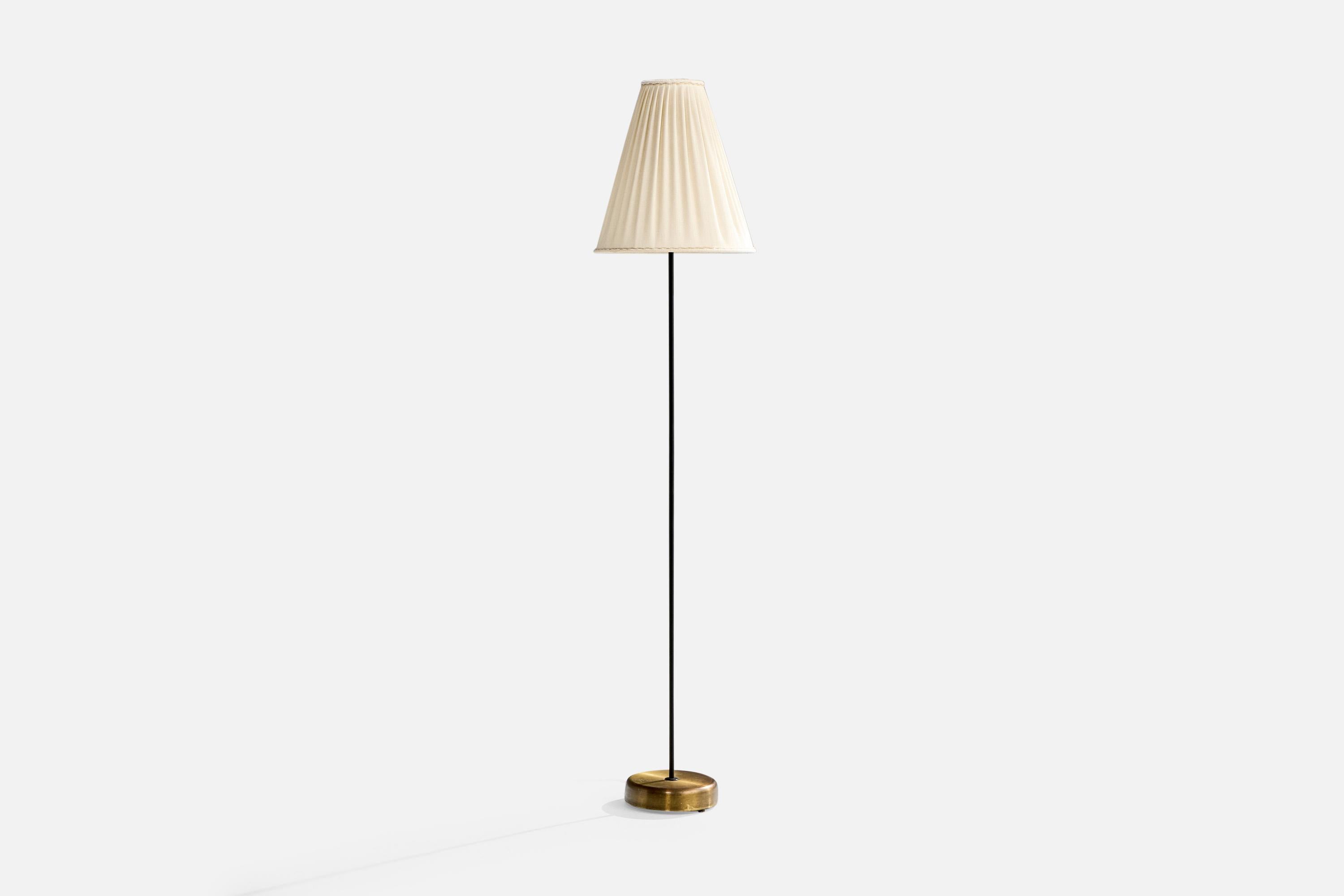 Lampadaire en laiton, métal laqué noir et tissu blanc cassé produit par Eskilstuna Elektofabrik, Suède, c.C. 1950.

Dimensions de la lampe avec abat-jour (pouces) : 52.5 