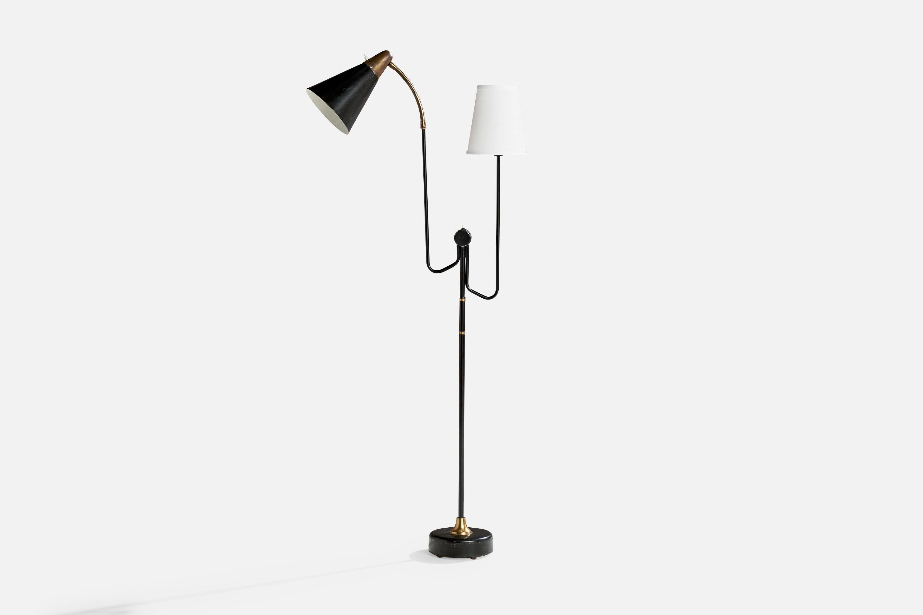 Lampadaire en laiton, métal laqué noir et tissu blanc produit par Eskilstuna Elektriska, Suède, vers les années 1950.

Dimensions de la lampe avec abat-jour (pouces) : 52.6