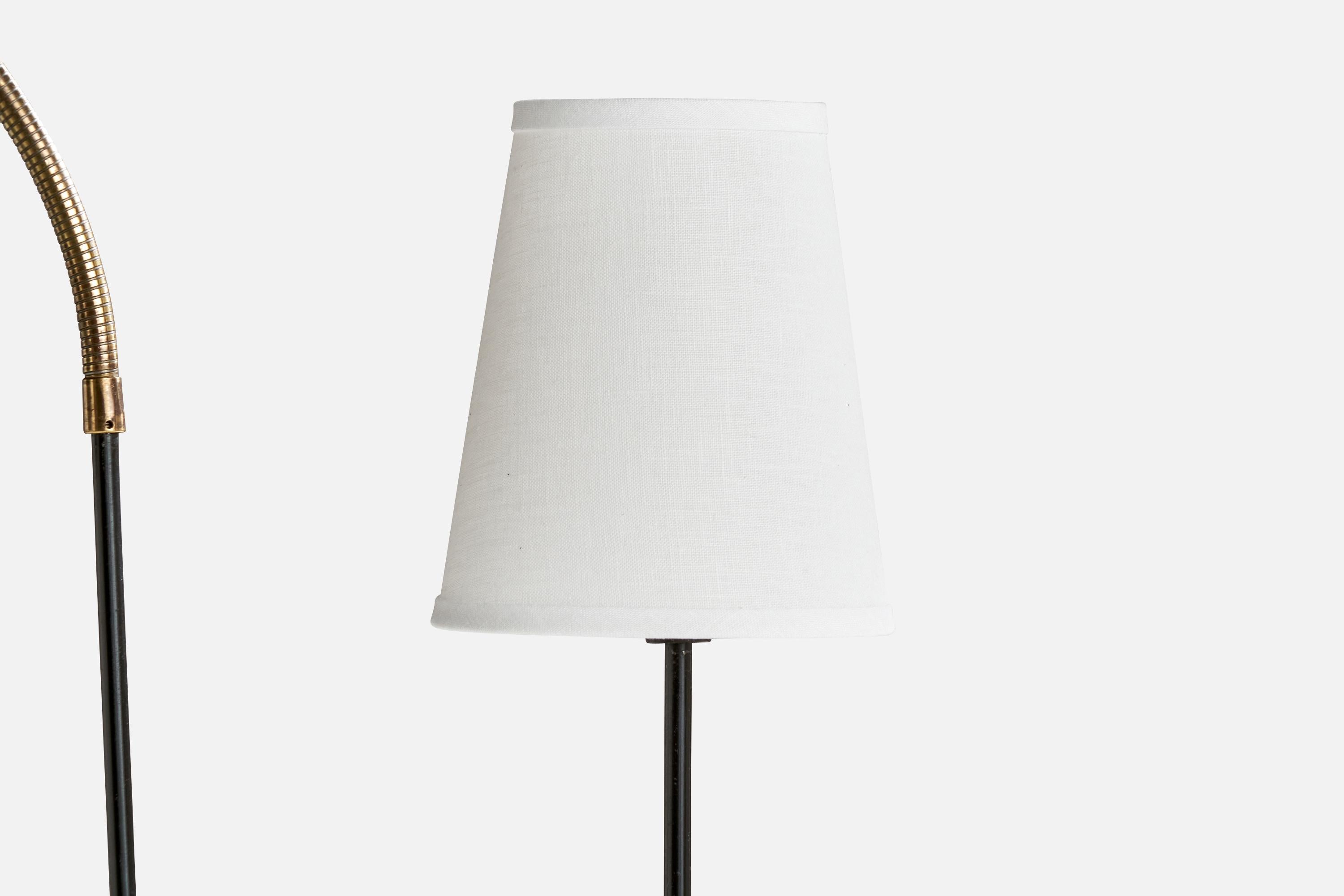 Eskilstuna Elektriska, lampadaire, laiton, métal, tissu, Suède, années 1950 État moyen - En vente à High Point, NC