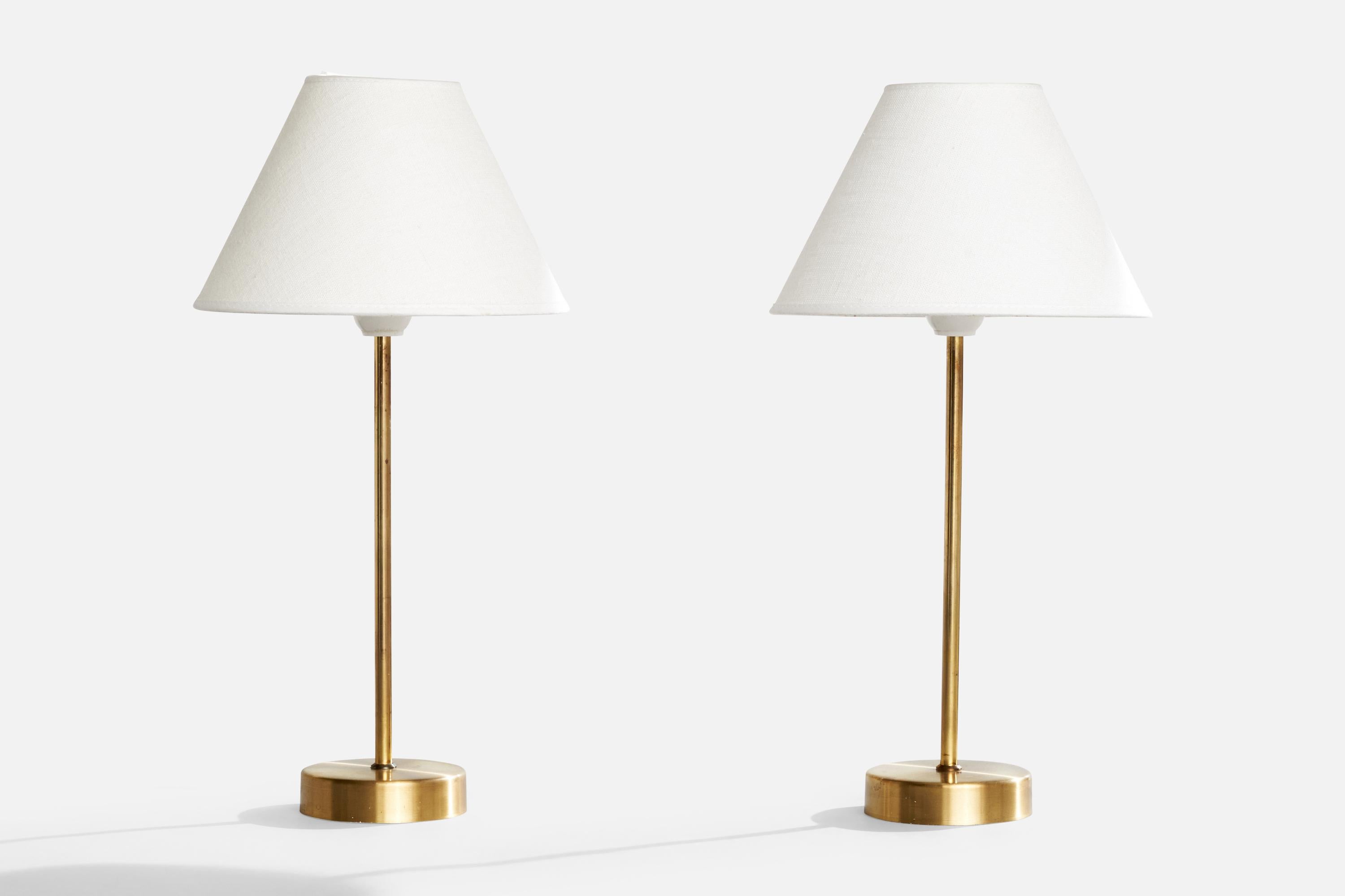 Paire de lampes de table en laiton produites par Eskilstuna Elektriska, Suède, c. 1960.

Dimensions de la lampe (pouces) : 13