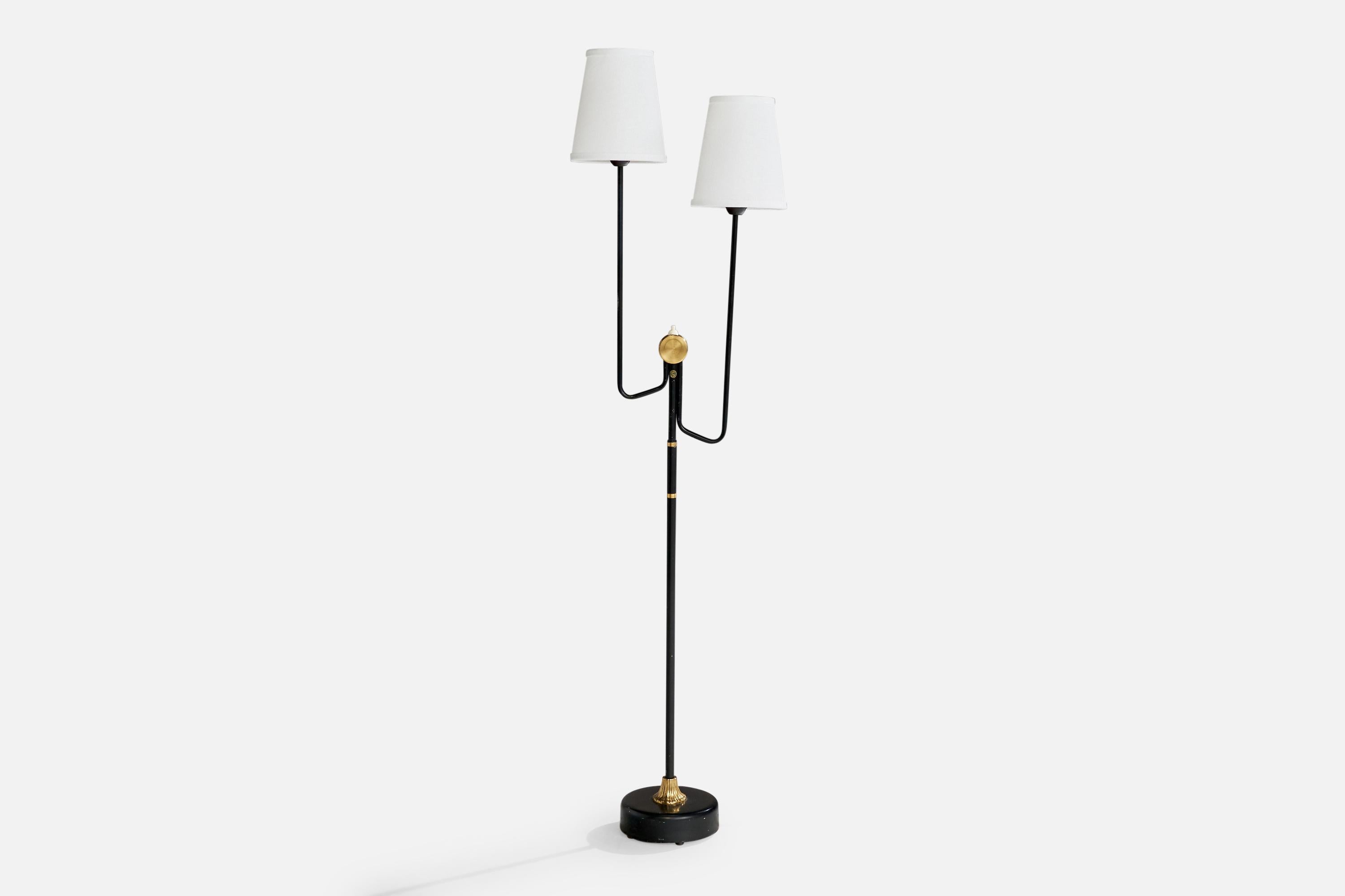 Lampadaire à deux bras en laiton, métal laqué noir et tissu blanc, conçu et produit par Eskilstuna Elektrofabrik Aktiebolag, Suède, c.C. 1960.

Dimensions de la lampe avec abat-jour (pouces) : 51.75
