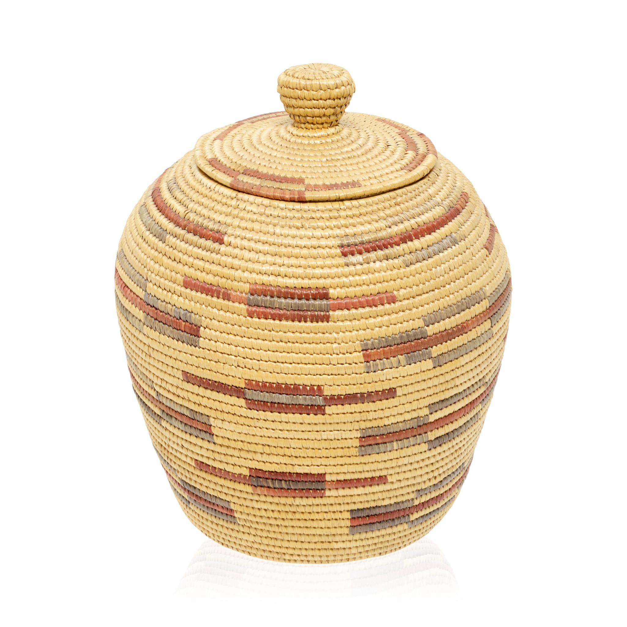 Eskimo Lidded Basket In Good Condition For Sale In Coeur d'Alene, ID