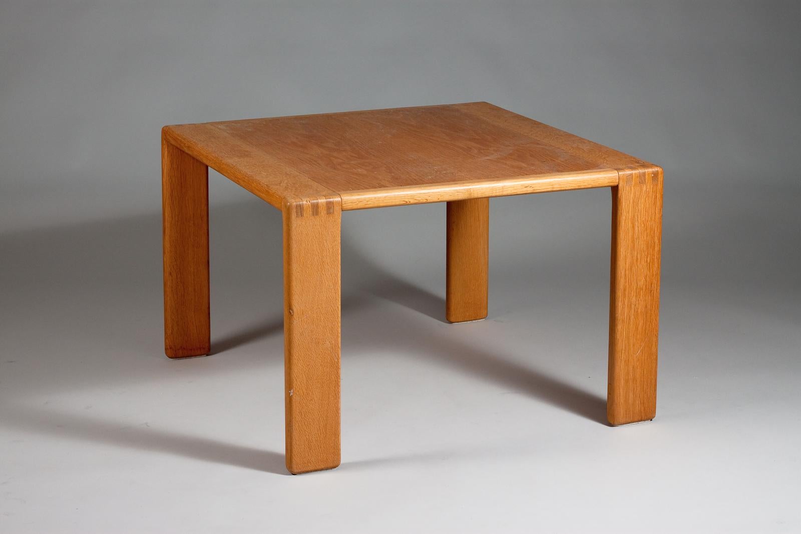 Cette superbe table basse Bonanza des années 1960 par Esko Pajamies est un véritable bijou de mobilier vintage. Fabriquée en bois de chêne de haute qualité et dotée d'un design moderne finlandais épuré, cette table basse est un complément parfait à