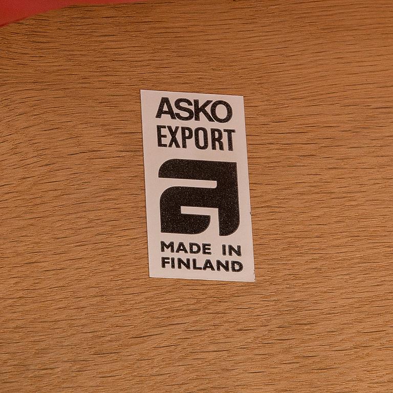 Esko Pajamies, A 1970s 'Bonanza' armchair for Asko, Finland.
Solid oak, frame original red leather upholstery. Measures: Width 80 cm. Height 74 cm, height to seat 39 cm.
Good condition wear due to age.
1 armchair available.
Price for 1 armchair.