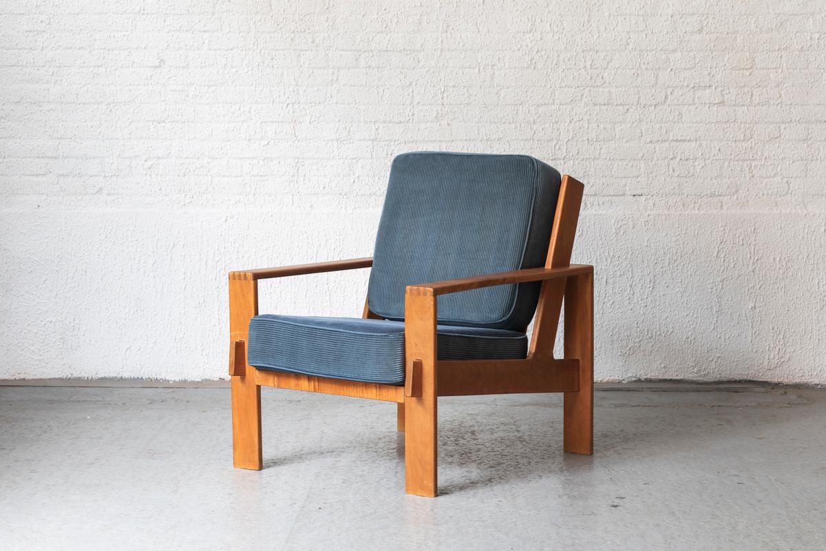Easy chair model ‘Bonanza’ designed by Esko Pajamies for Asko, Danish design from the 1970s. Solid oak wooden frame with a seat and backrest upholstered in a blue corduroy fabric. The wood shows great joinery details, with some staining as shown in