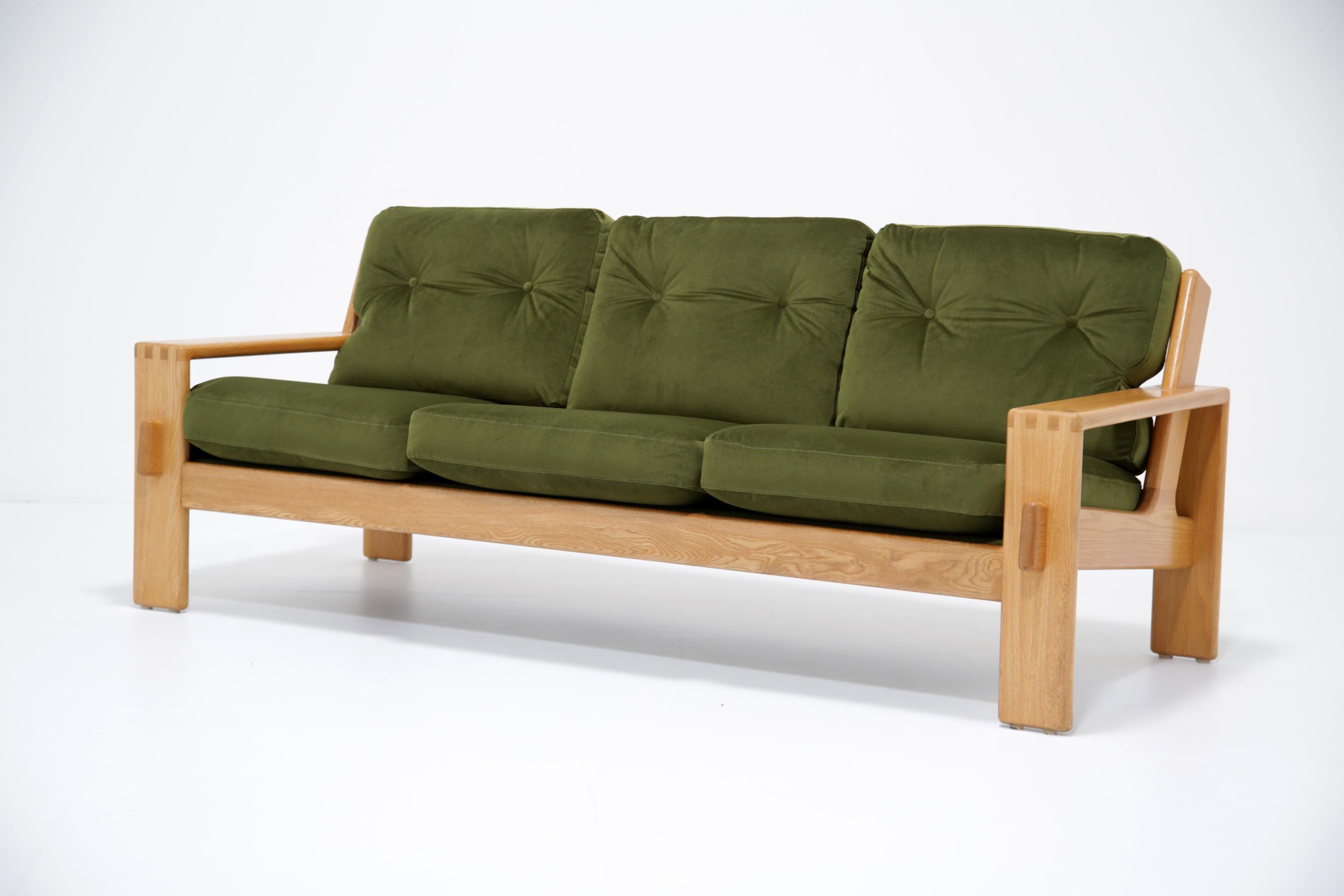 Esko Pajamies Sofá Bonanza de 3 plazas de terciopelo verde y roble by Asko, Finlandia Años 60 Moderno de mediados de siglo en venta