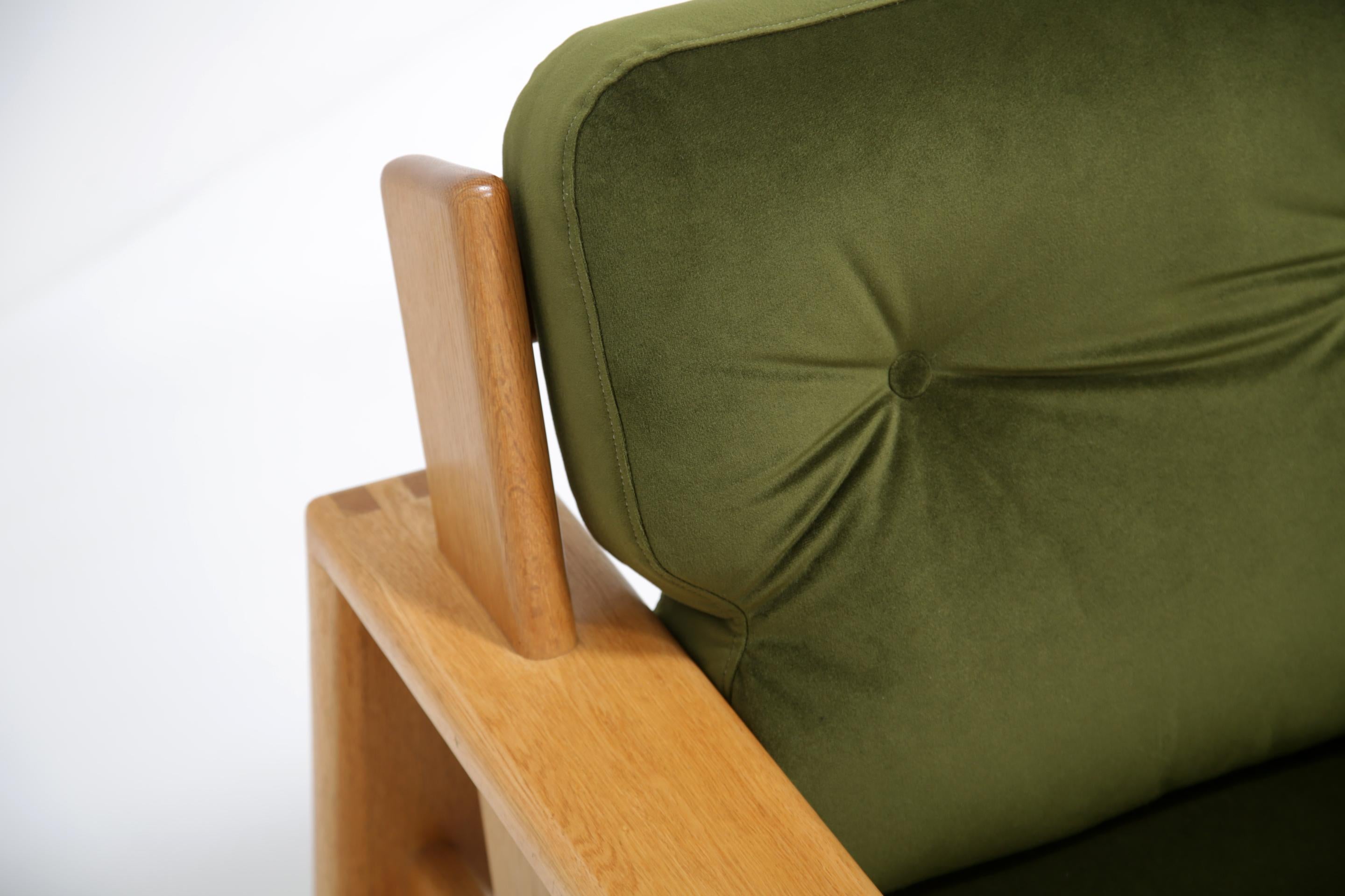 Esko Pajamies Sofá Bonanza de 3 plazas de terciopelo verde y roble by Asko, Finlandia Años 60 en Excelente estado para la venta en Dublin 8, IE