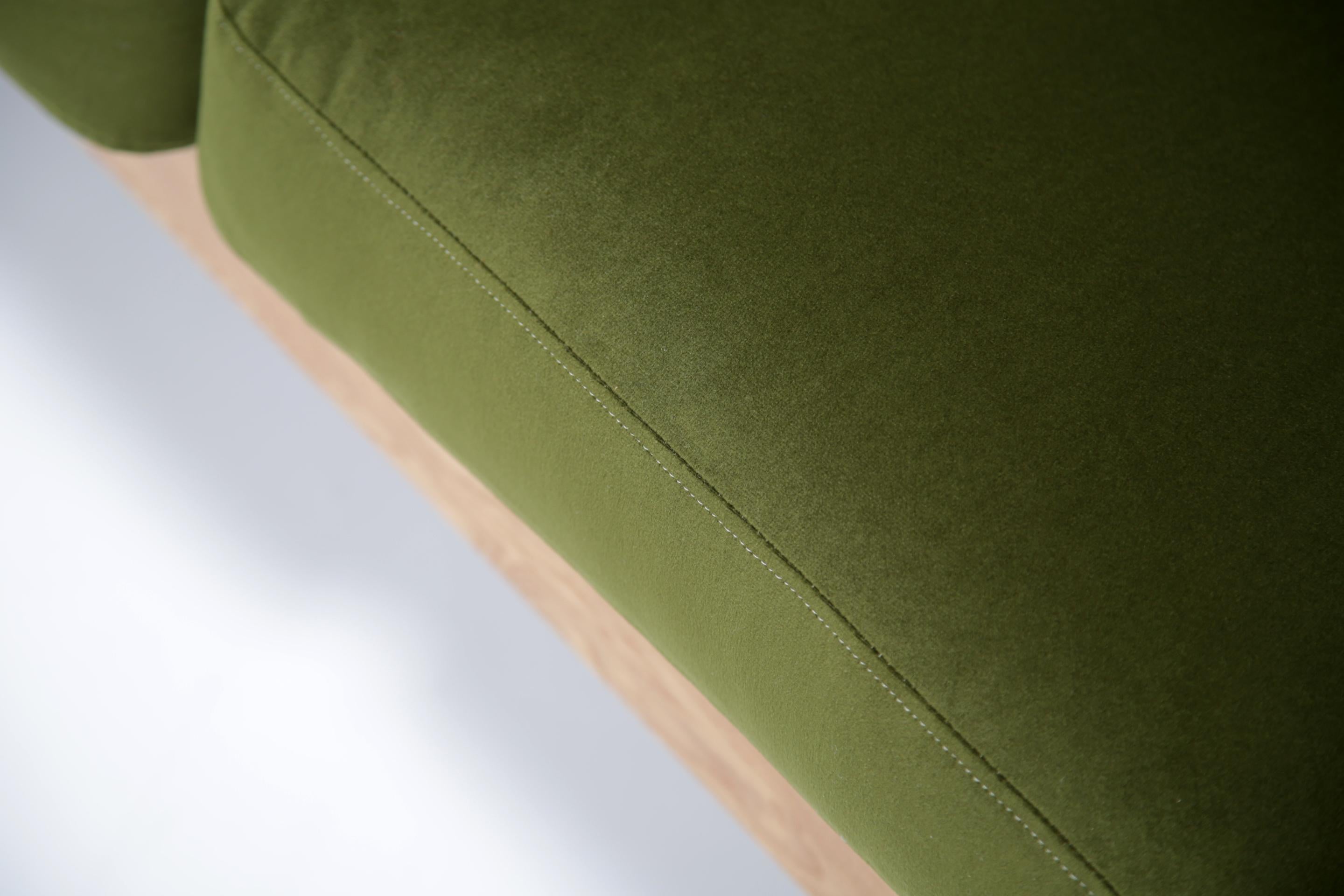 Esko Pajamies Sofá Bonanza de 3 plazas de terciopelo verde y roble by Asko, Finlandia Años 60 mediados del siglo XX en venta