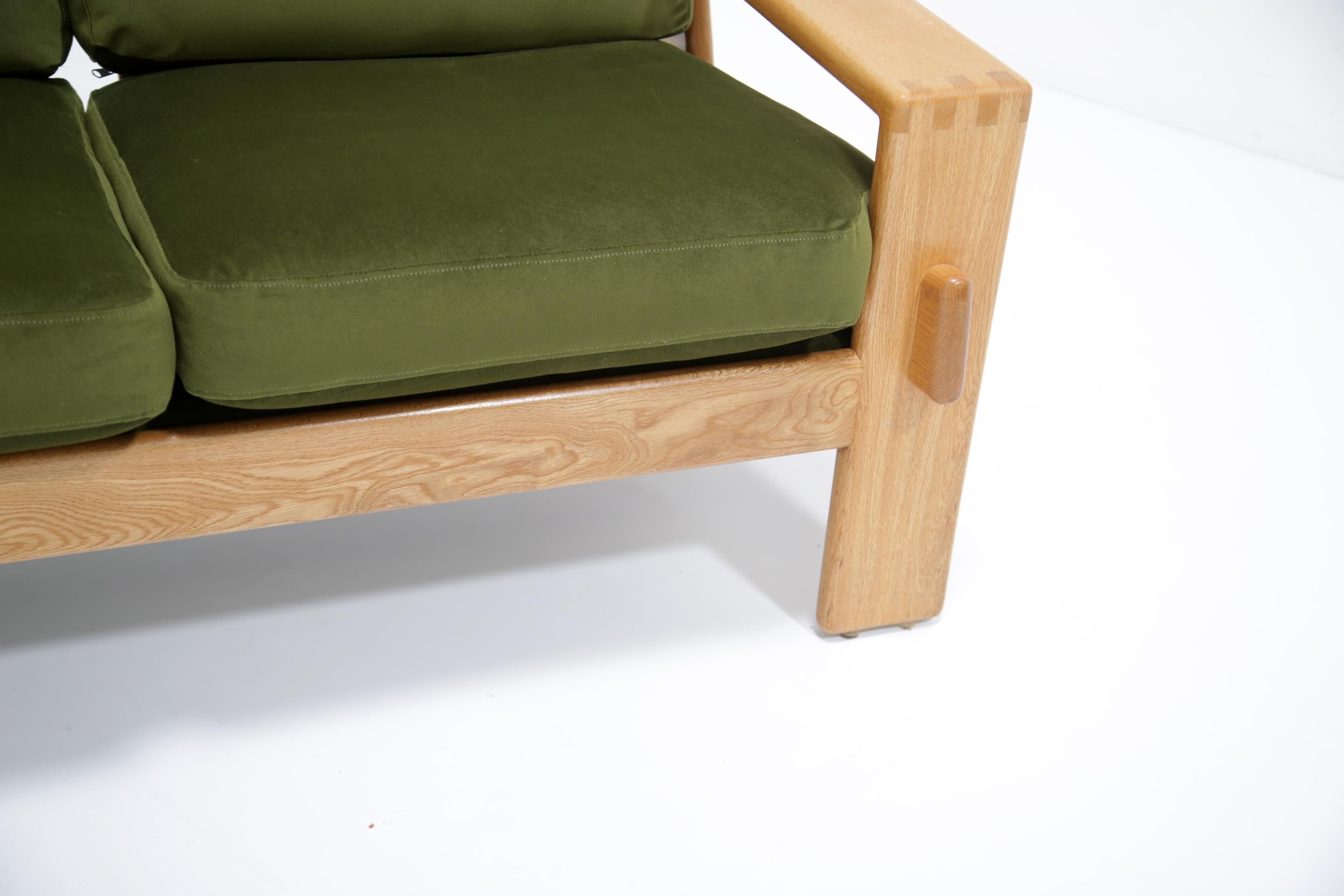 Esko Pajamies Sofá Bonanza de 3 plazas de terciopelo verde y roble by Asko, Finlandia Años 60 Terciopelo en venta