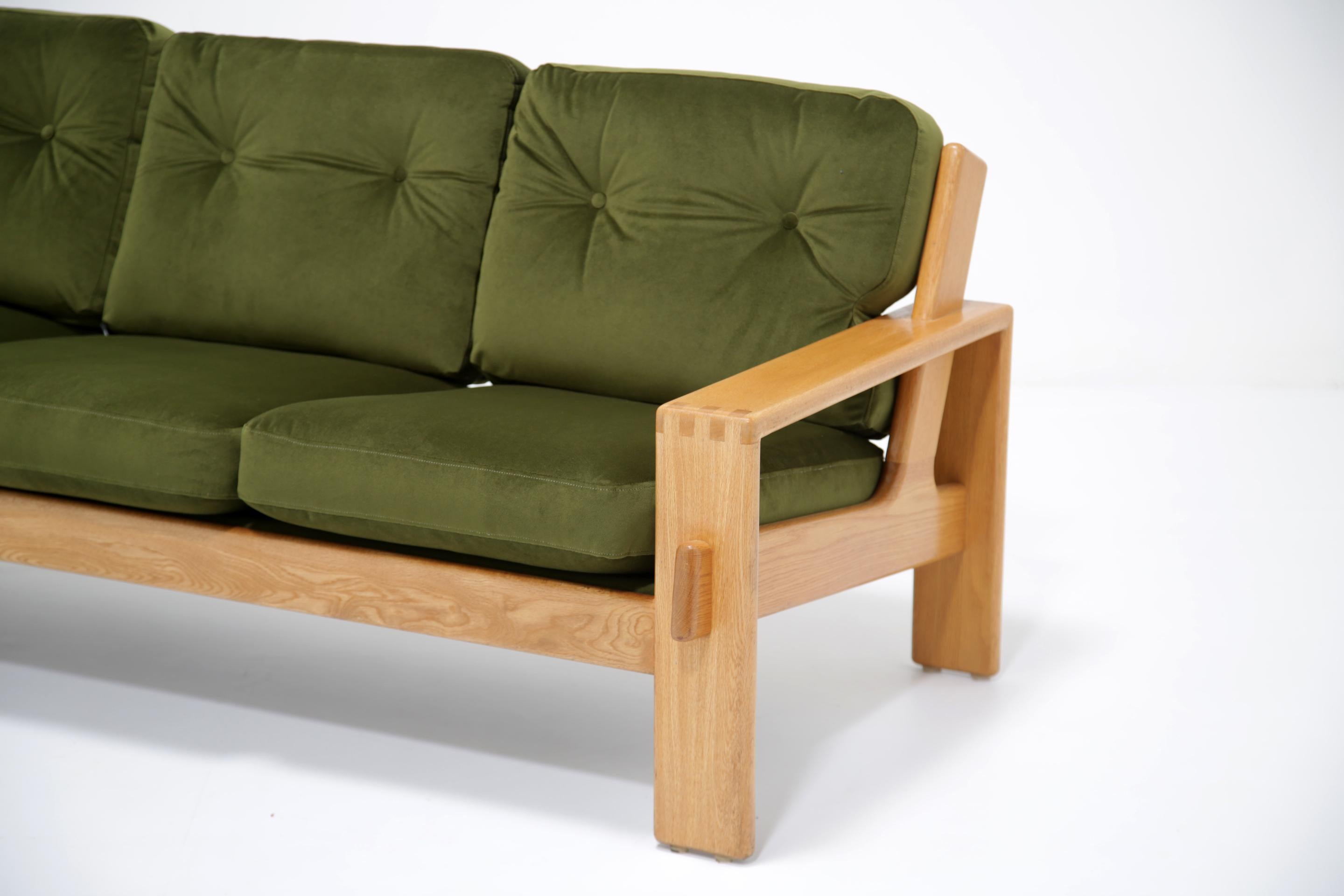 Esko Pajamies Sofá Bonanza de 3 plazas de terciopelo verde y roble by Asko, Finlandia Años 60 en venta 1