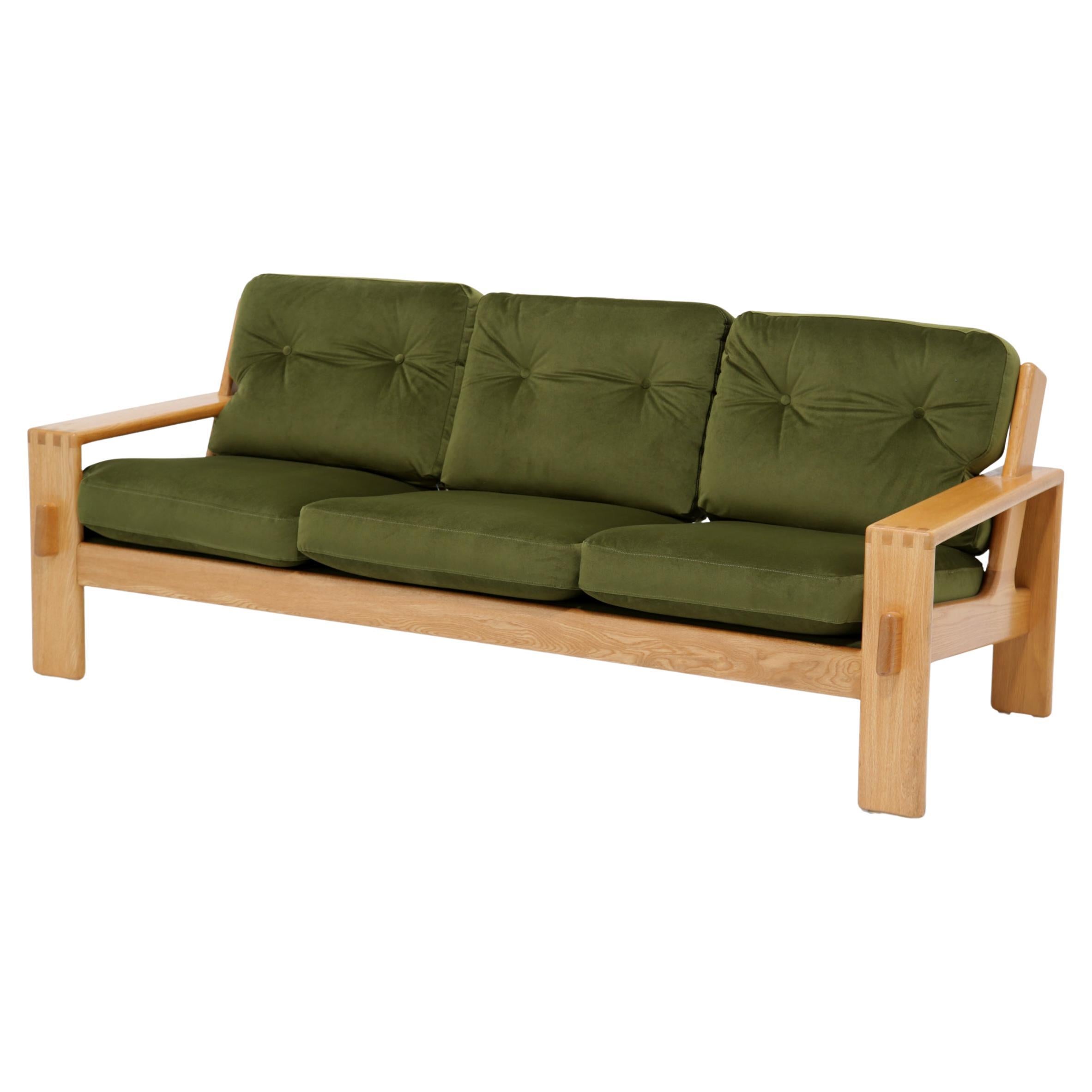 Esko Pajamies Grüner Samt und Eiche 3-Sitzer Bonanza Sofa von Asko, Finnland 1960er Jahre