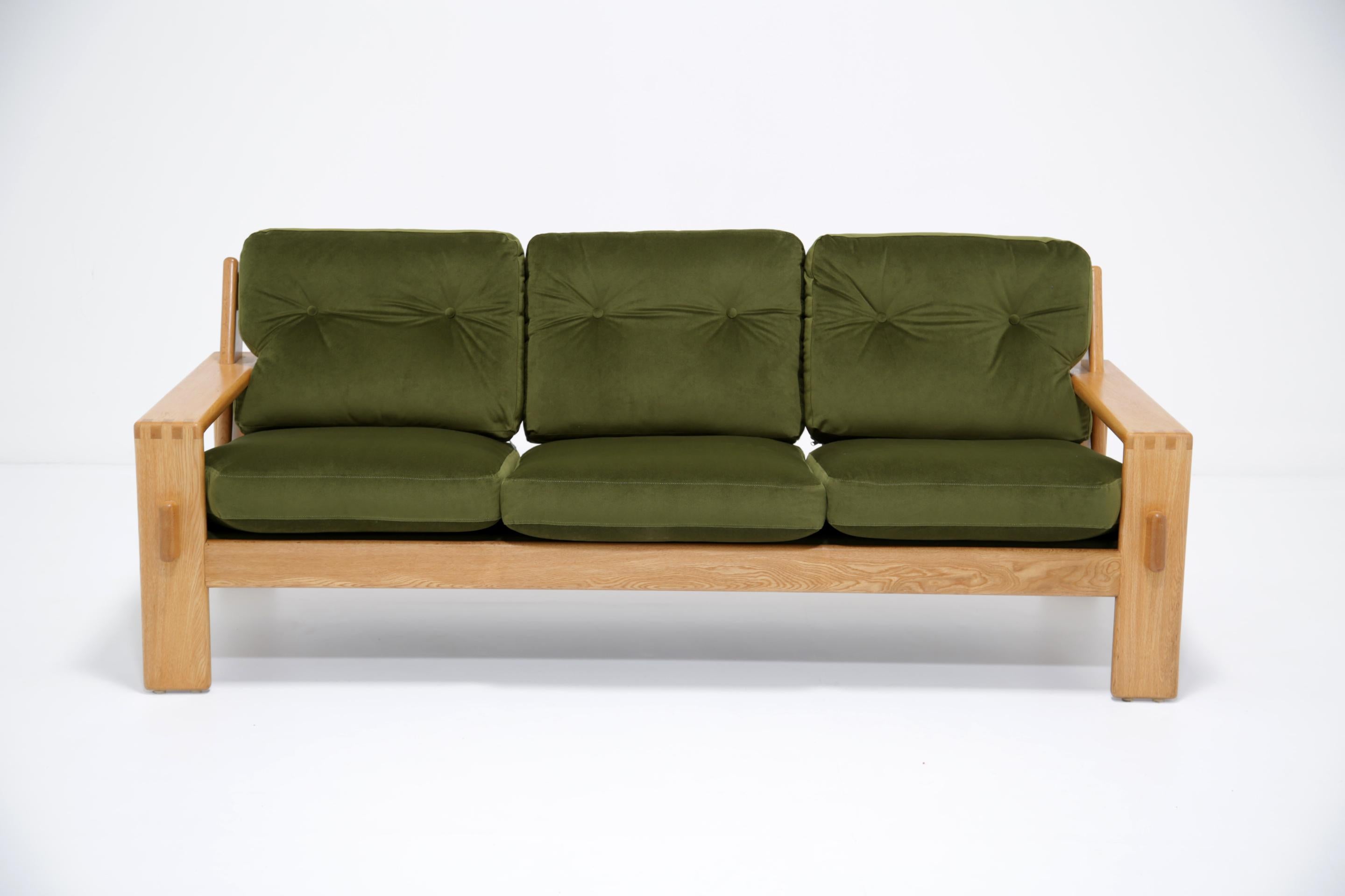 Esko Pajamies Sofá Bonanza de 3 plazas de terciopelo verde y roble by Asko, Finlandia Años 60 en venta 2