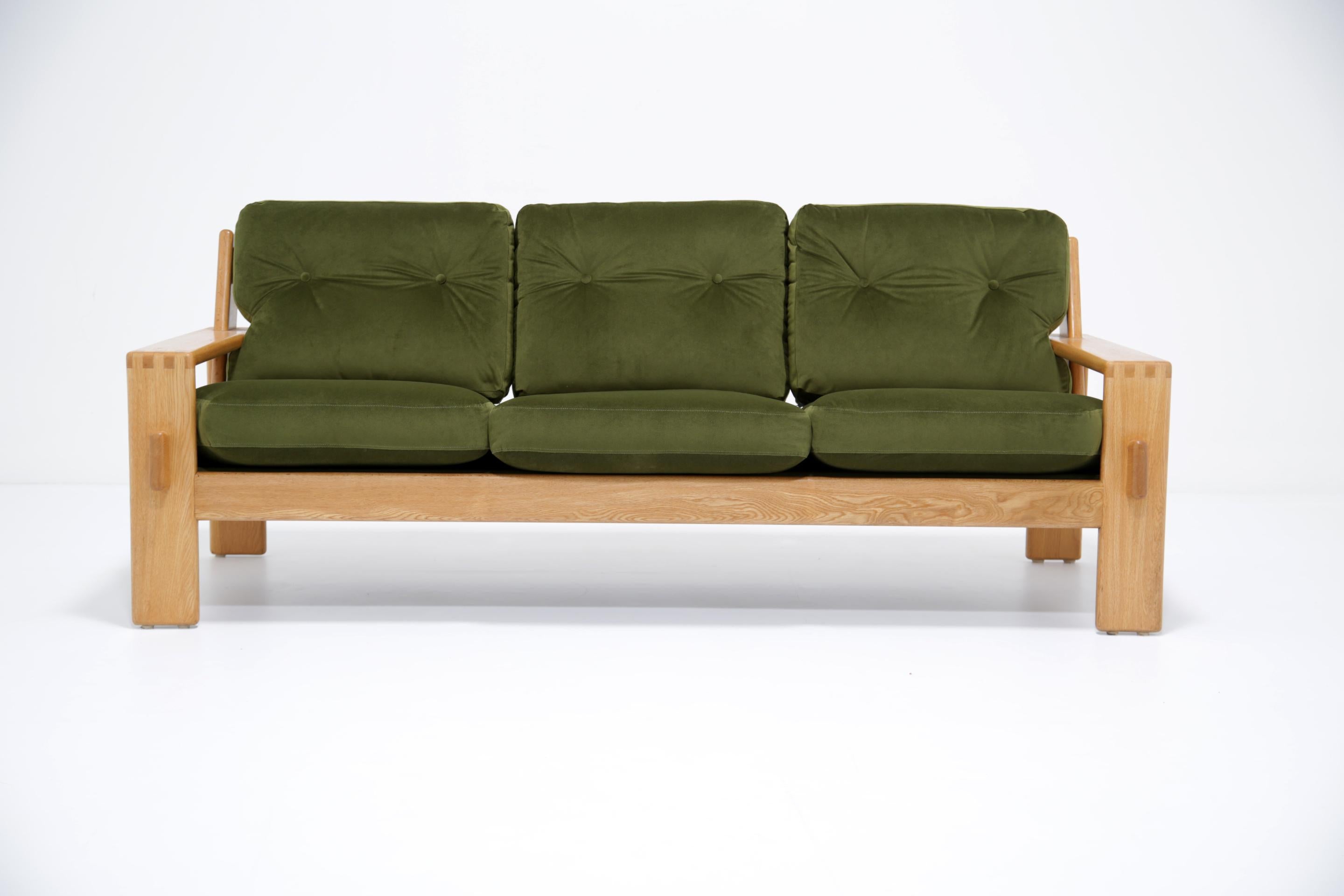 Esko Pajamies Sofá Bonanza de 3 plazas de terciopelo verde y roble by Asko, Finlandia Años 60 en venta 3