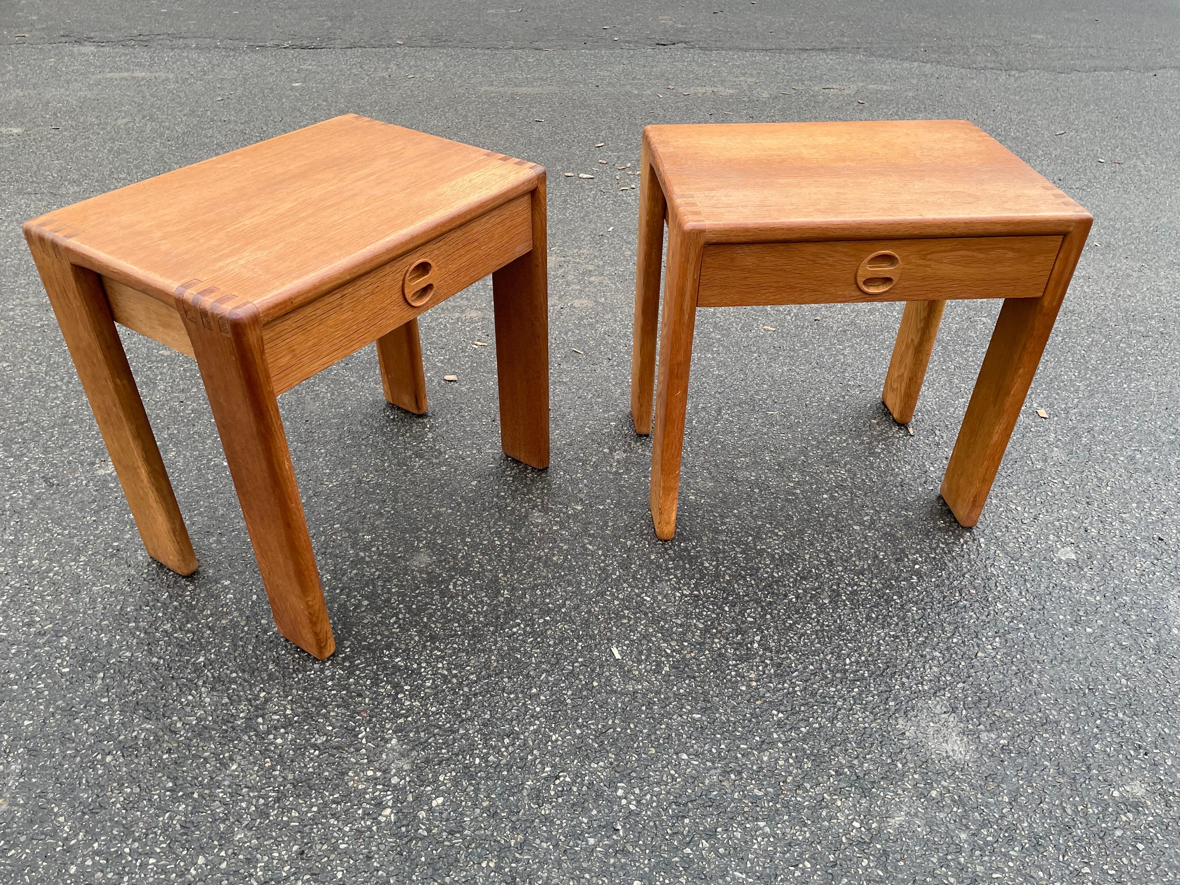 Extreemly rare and absolutely stunning pair of Finnish rustic oak bedside tables from Asko, 1960's/70's. By famous finnish Mid-Century Modern designer Esko Pajamies,.
 