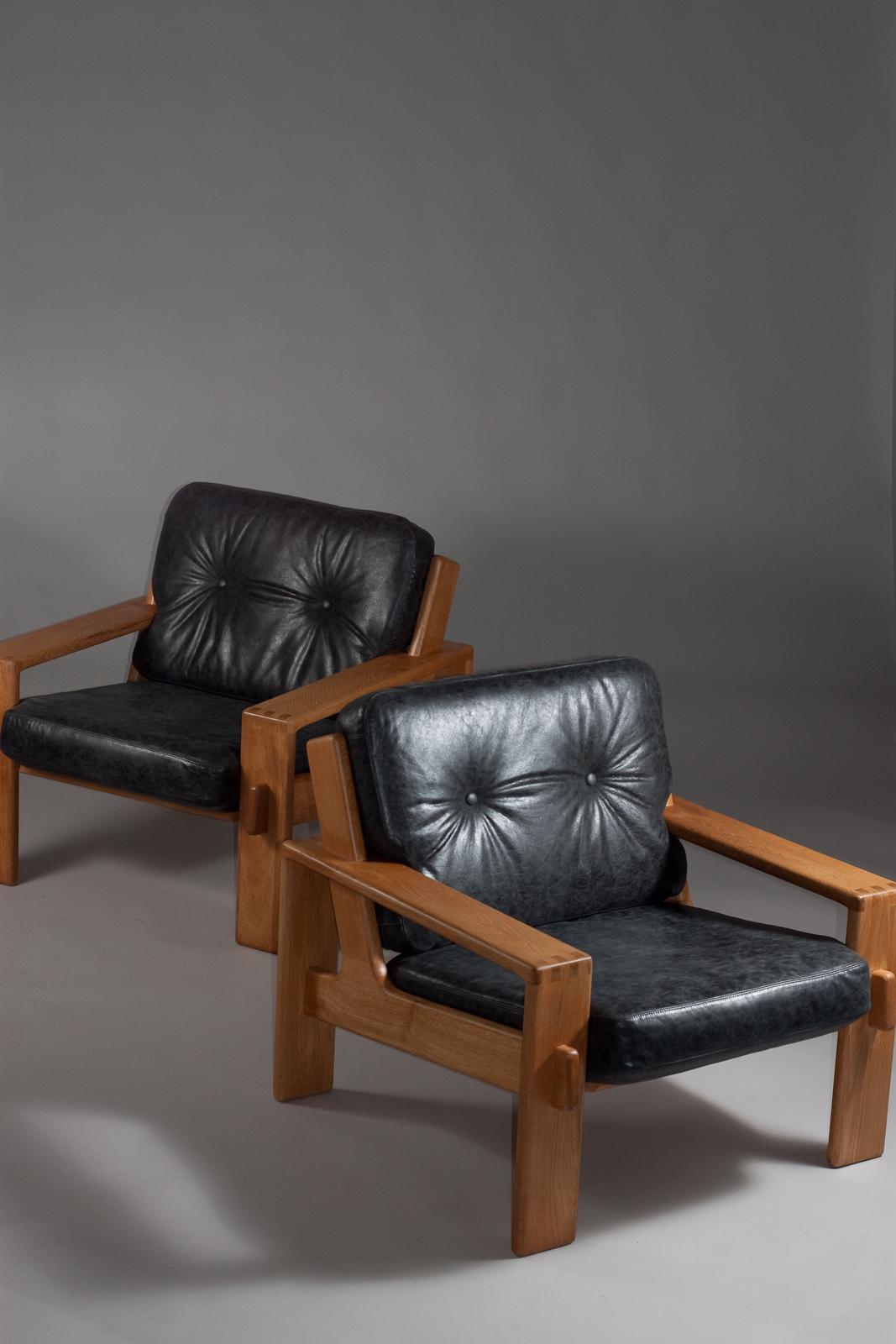 Introducing a timeless pair of 1960's oak Bonanza lounge chairs by Esko Pajamies, perfect for adding a touch of retro style to any living space. Crafted with a sleek and minimalist design, these chairs feature a striking oak frame and comfortable
