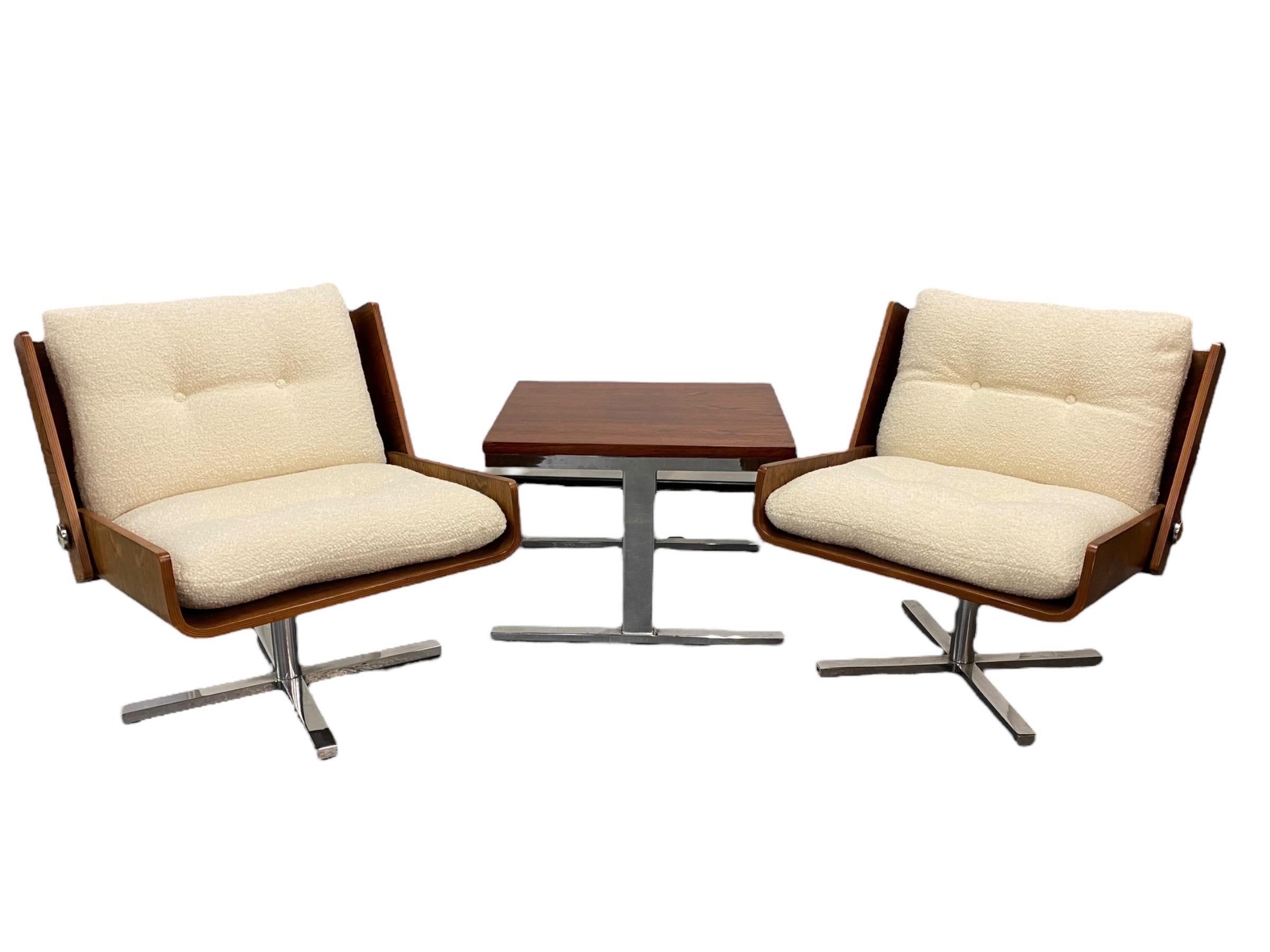 A beautiful set consisting of two foldable lounge chairs model TU-641 (Bonzo) and coffee table originally designed by Esko Pajamies together with Toivo Korhonen for the Yhteiskunnallinen Korkeakoulu in Tampere and featured in the Architectural