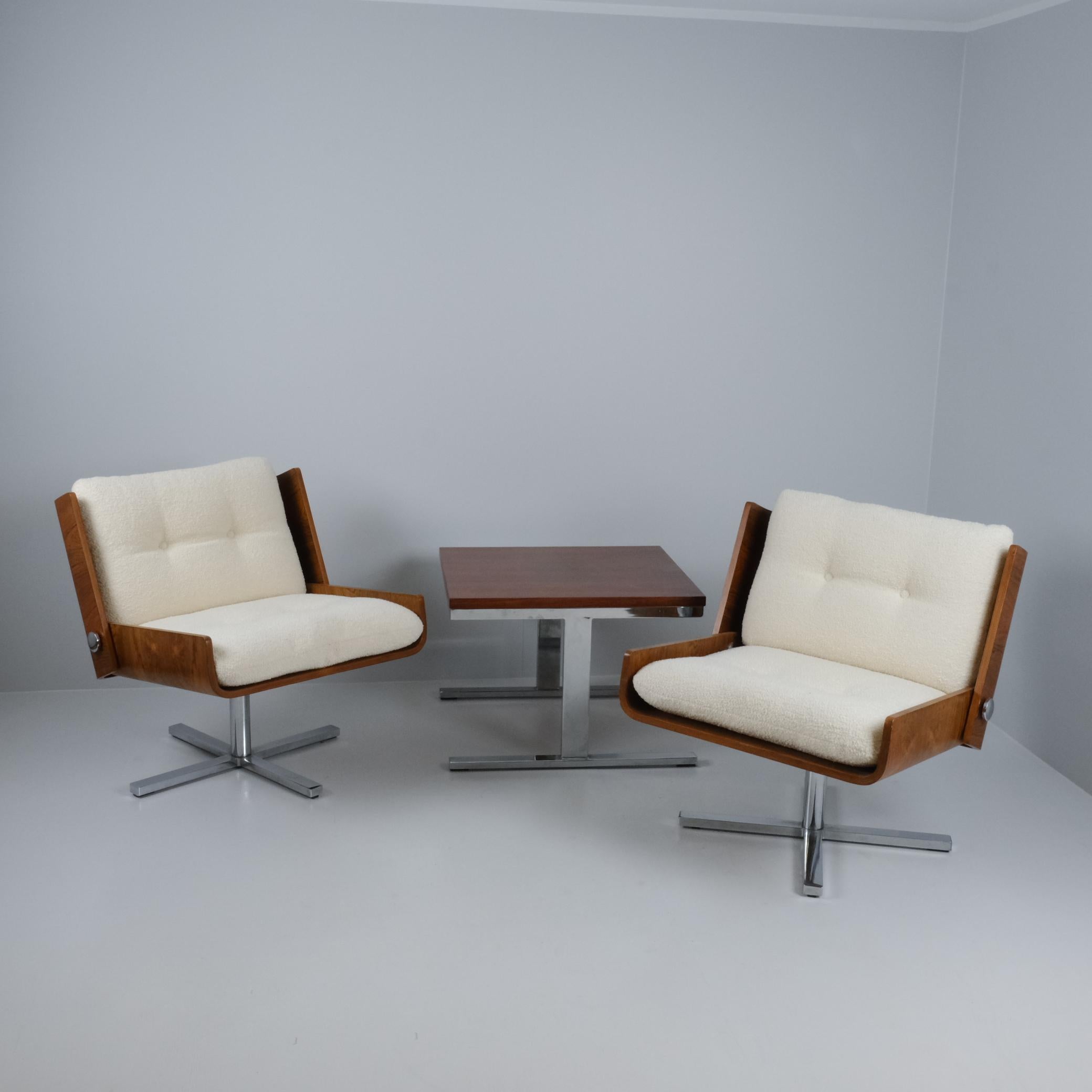 Un magnifique ensemble composé de deux chaises longues pliables modèle TU-641 (Bonzo) et d'une table basse, conçu à l'origine par Esko Pajamies et Toivo Korhonen pour le Yhteiskunnallinen Korkeakoulu à Tampere et présenté dans le magazine