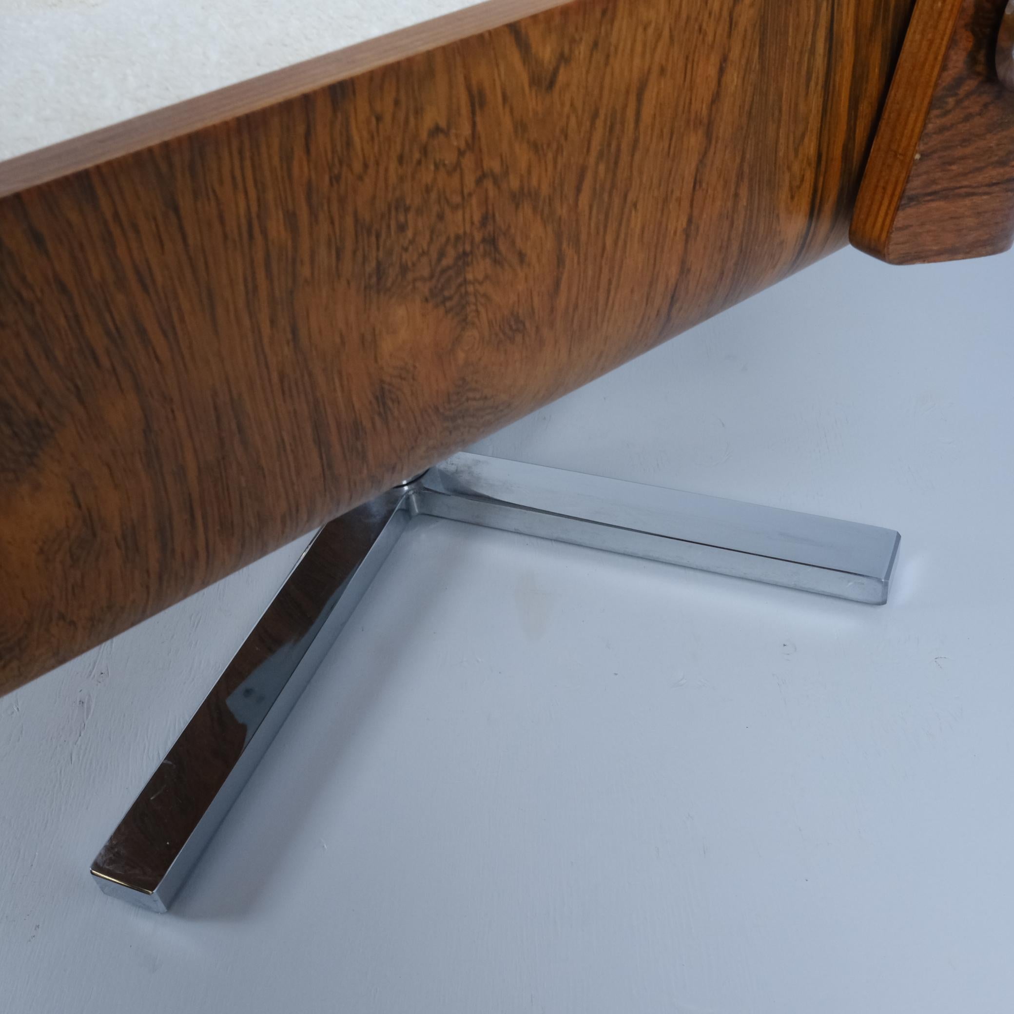Finlandais Paire de chaises longues et table basses Esko Pajamies, bois de rose et chrome des années 1960 en vente