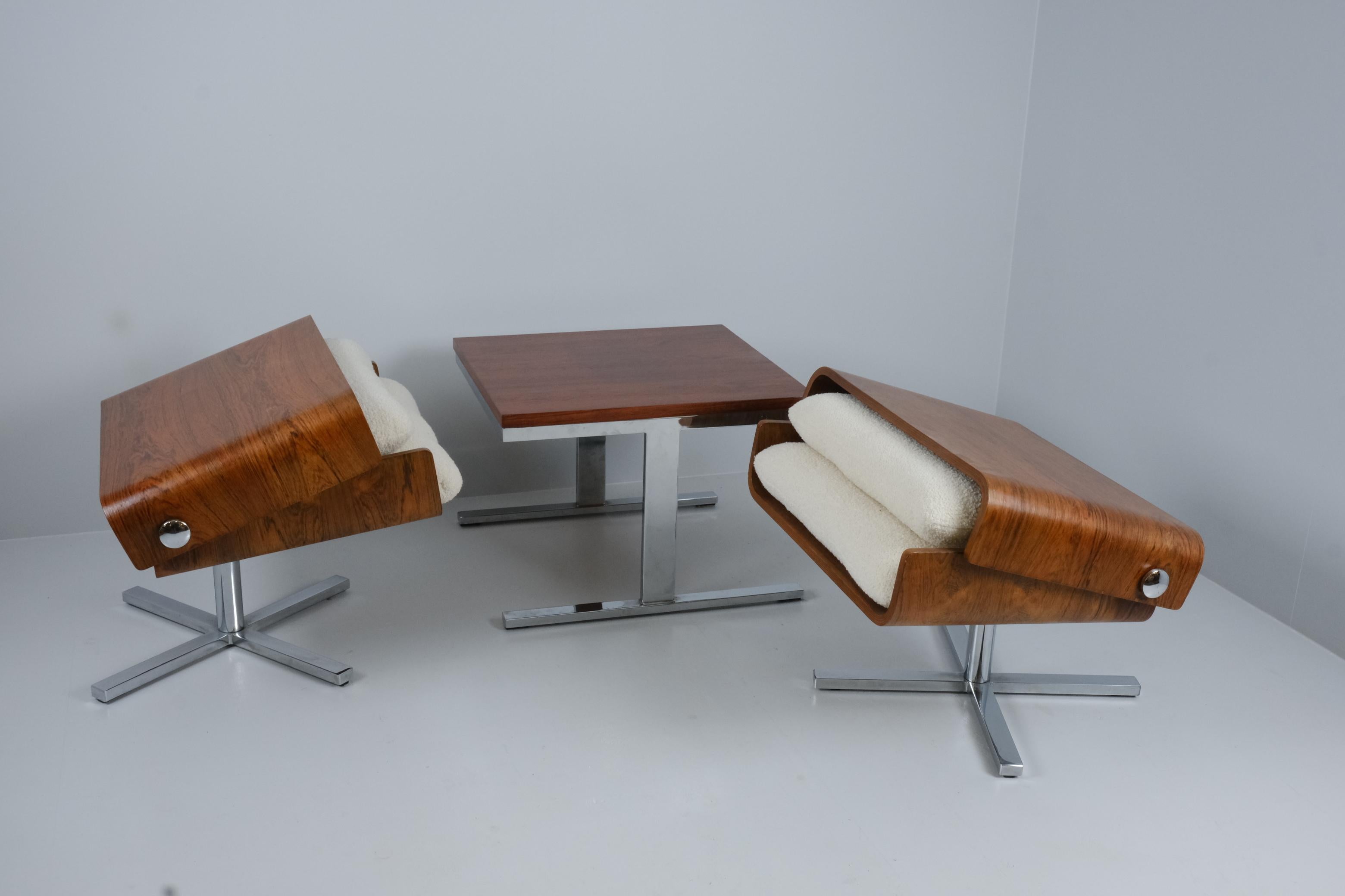 Milieu du XXe siècle Paire de chaises longues et table basses Esko Pajamies, bois de rose et chrome des années 1960 en vente