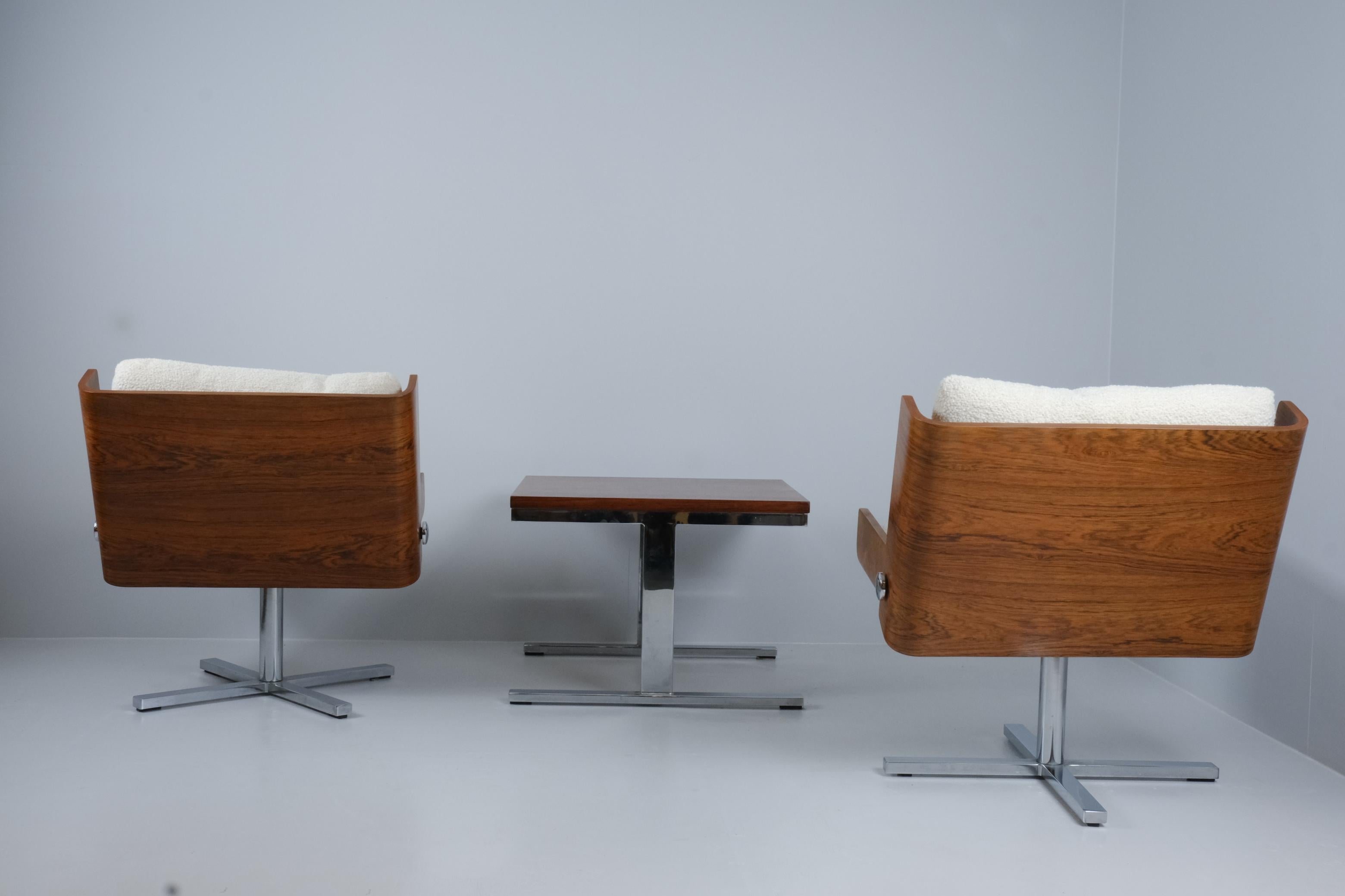 Chrome Paire de chaises longues et table basses Esko Pajamies, bois de rose et chrome des années 1960 en vente