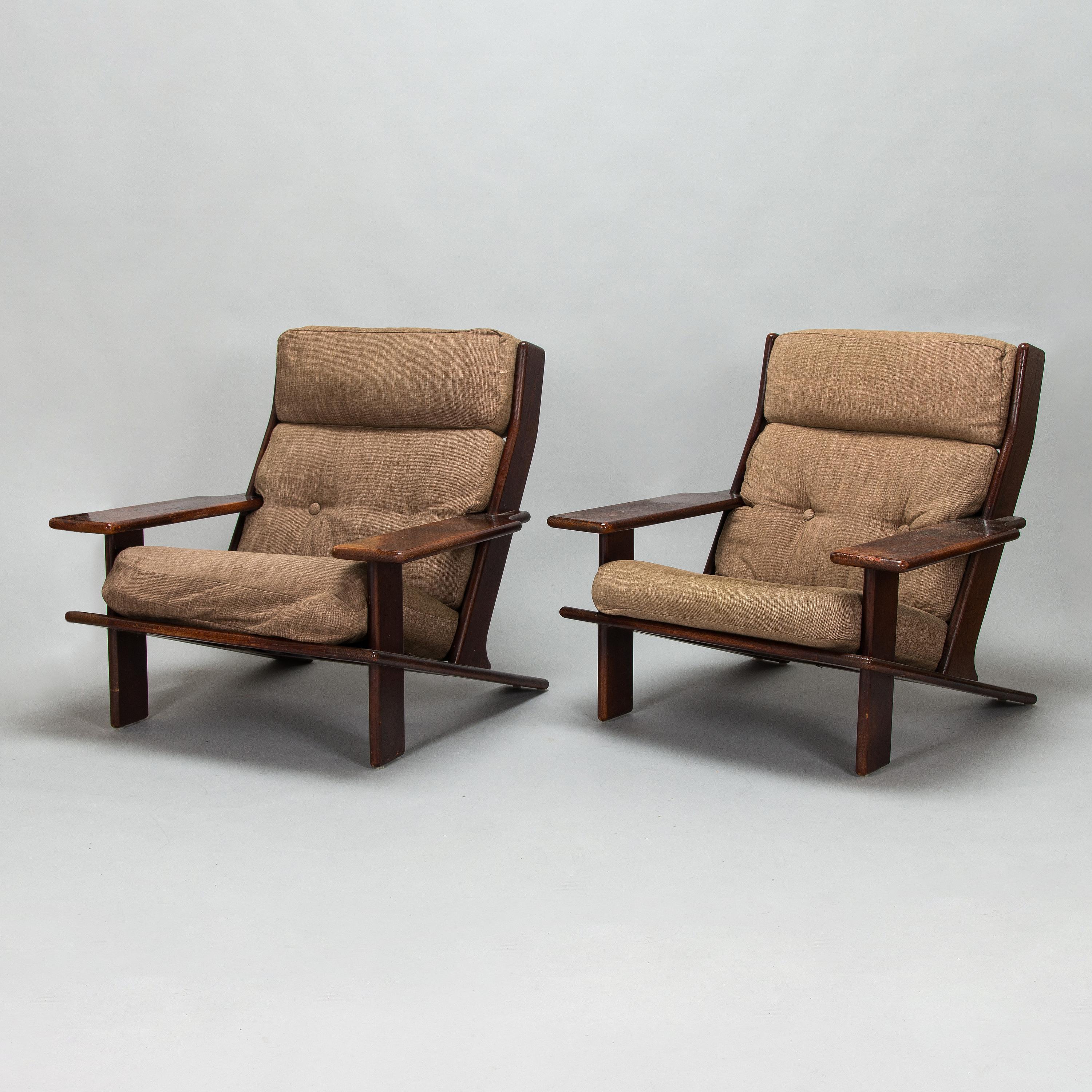 Esko Pajamies 'Pele' armchair for Lepofinn Finland around 1960 Signed
Wear due to age and use. Minor stains oak structure in good condition , original fabric worn need to be changed.
A pair available price for 1
