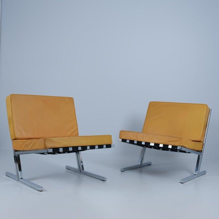 Un hermoso y raro par de sillones voladizos de acero y cuero diseñados por Esko Pajamies junto con Toivo Korhonen para la Facultad de Ciencias Sociales de Tampere, y en concreto para la sala de lectura del periódico. Las sillas aparecen en la