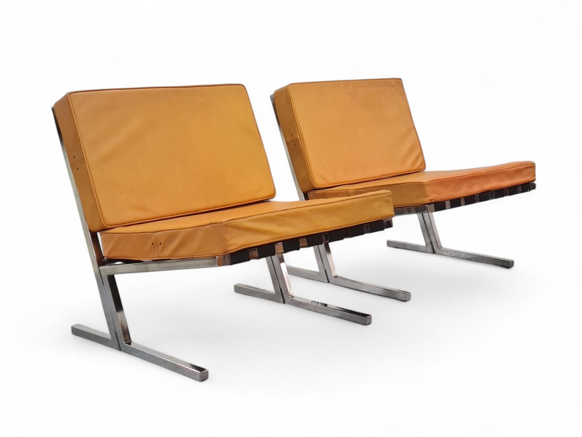 A beautiful and rare pair of cantilever lounge chairs in steel and leather designed by Esko Pajamies together with Toivo Korhonen for the School of Social Sciences in Tampere, and sepifically for the newspaper reading room. The chairs are featured