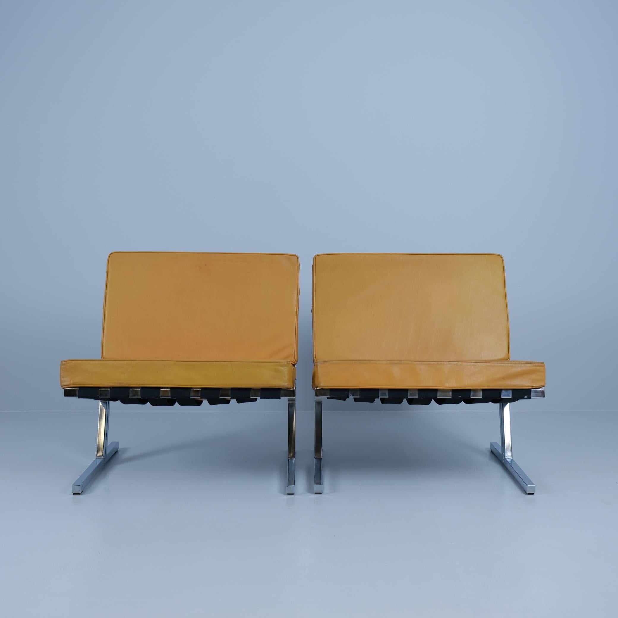 Esko Pajamies & Toivo Korhonen, Paar Loungesessel aus Leder und Stahl, 1960er Jahre (Moderne der Mitte des Jahrhunderts) im Angebot