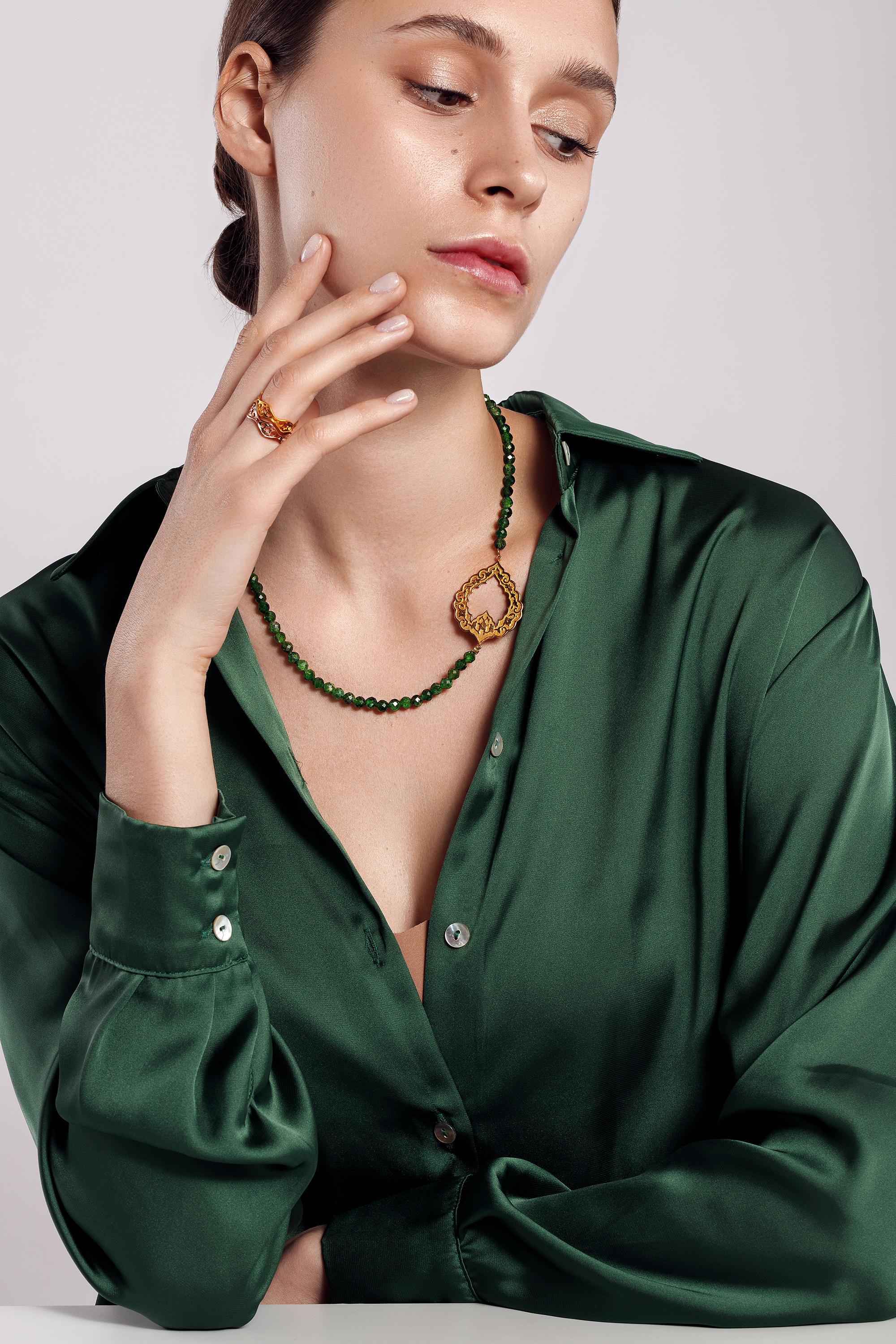 Contemporary Eslimi Necklace in 18K Yellow Gold And Natural Diopside For Sale