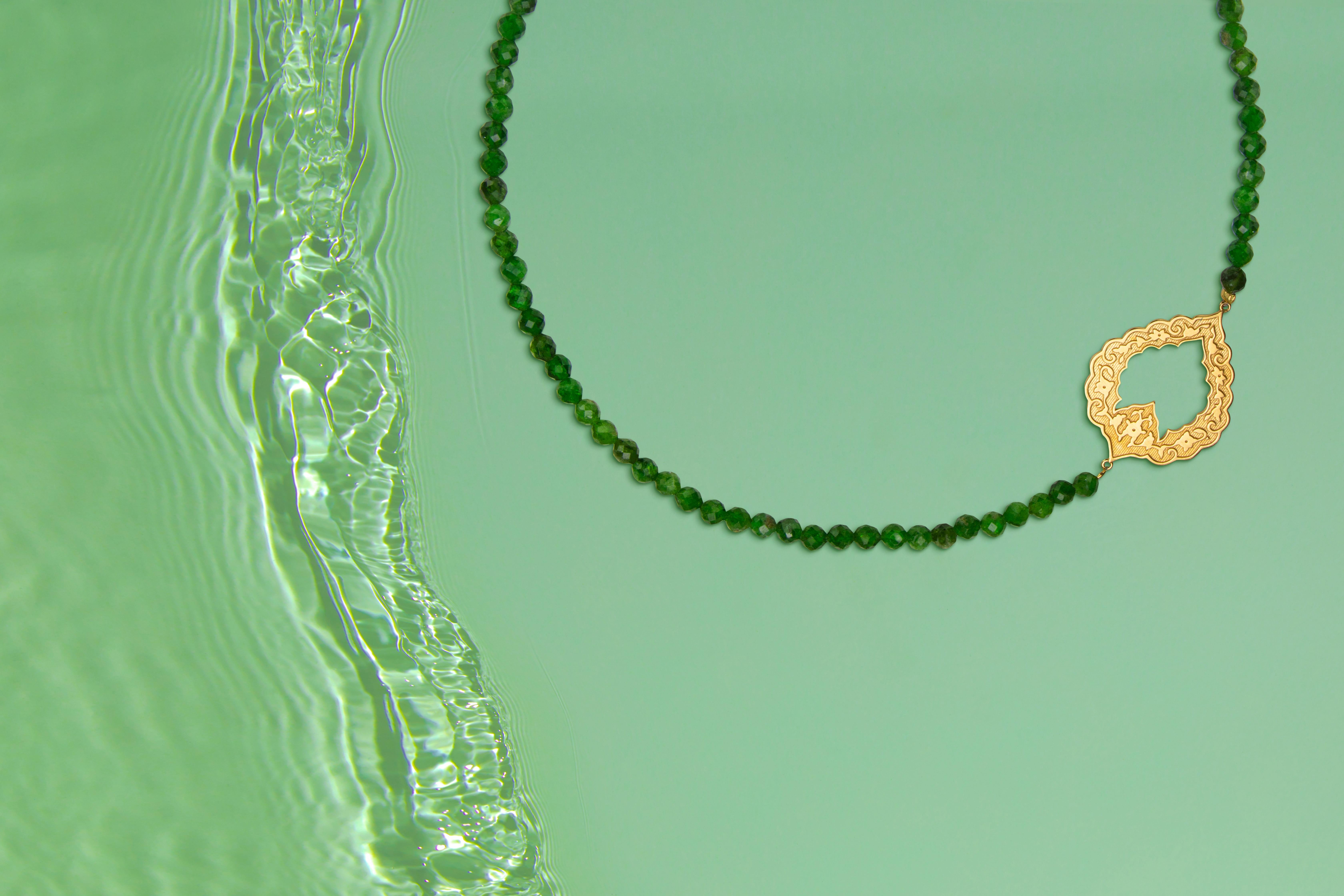 Eslimi Necklace in 18K Yellow Gold And Natural Diopside In New Condition For Sale In Toronto, ON
