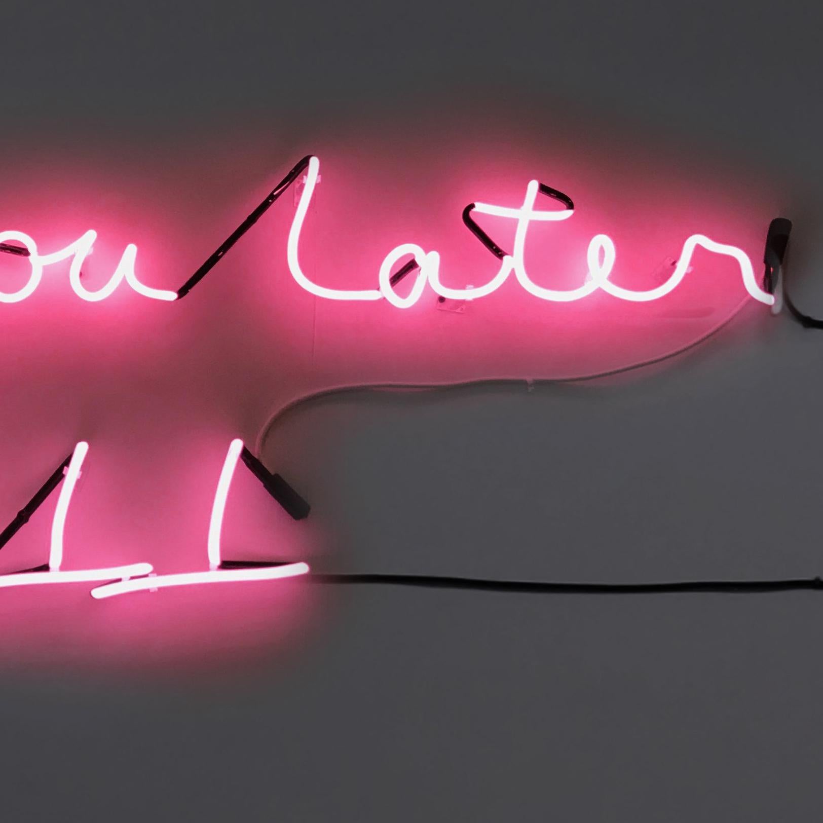 Hablamos luego - Figurative Sculpture Negro de Esmeralda Kosmatopoulos