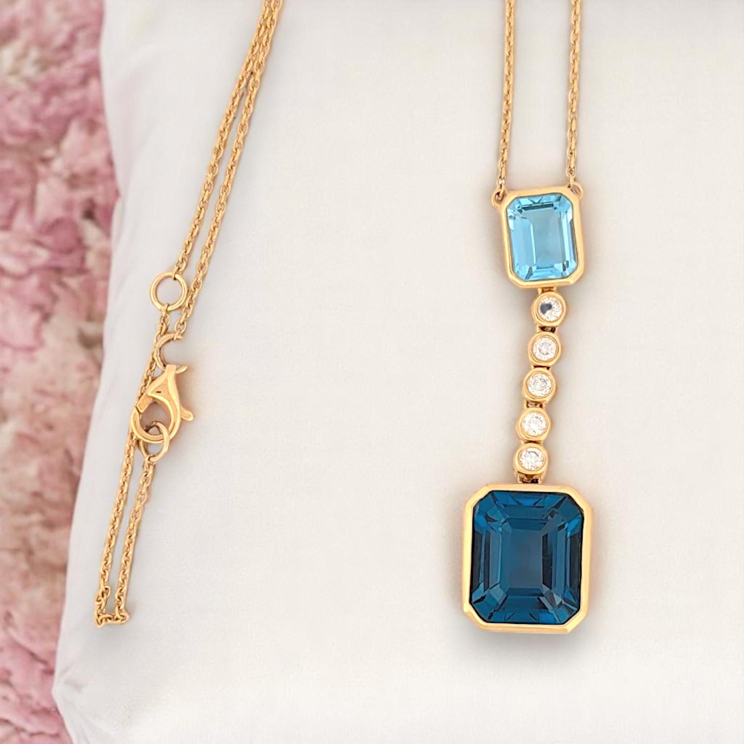 Le collier Eleg est un chef-d'œuvre de couleur, de savoir-faire et d'élégance. Conçu en or jaune 18 carats, ce superbe collier est orné d'une éblouissante topaze bleue naturelle de 2,05 carats, taillée en émeraude, associée à 7,10 carats de pierres