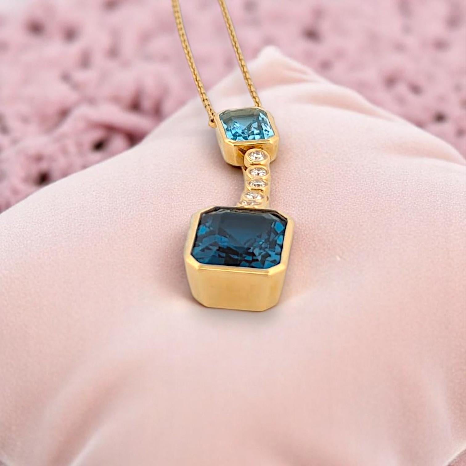 Taille ovale Collier Esmeralda, or jaune 18 carats avec topaze bleue de 2,05 carats en vente